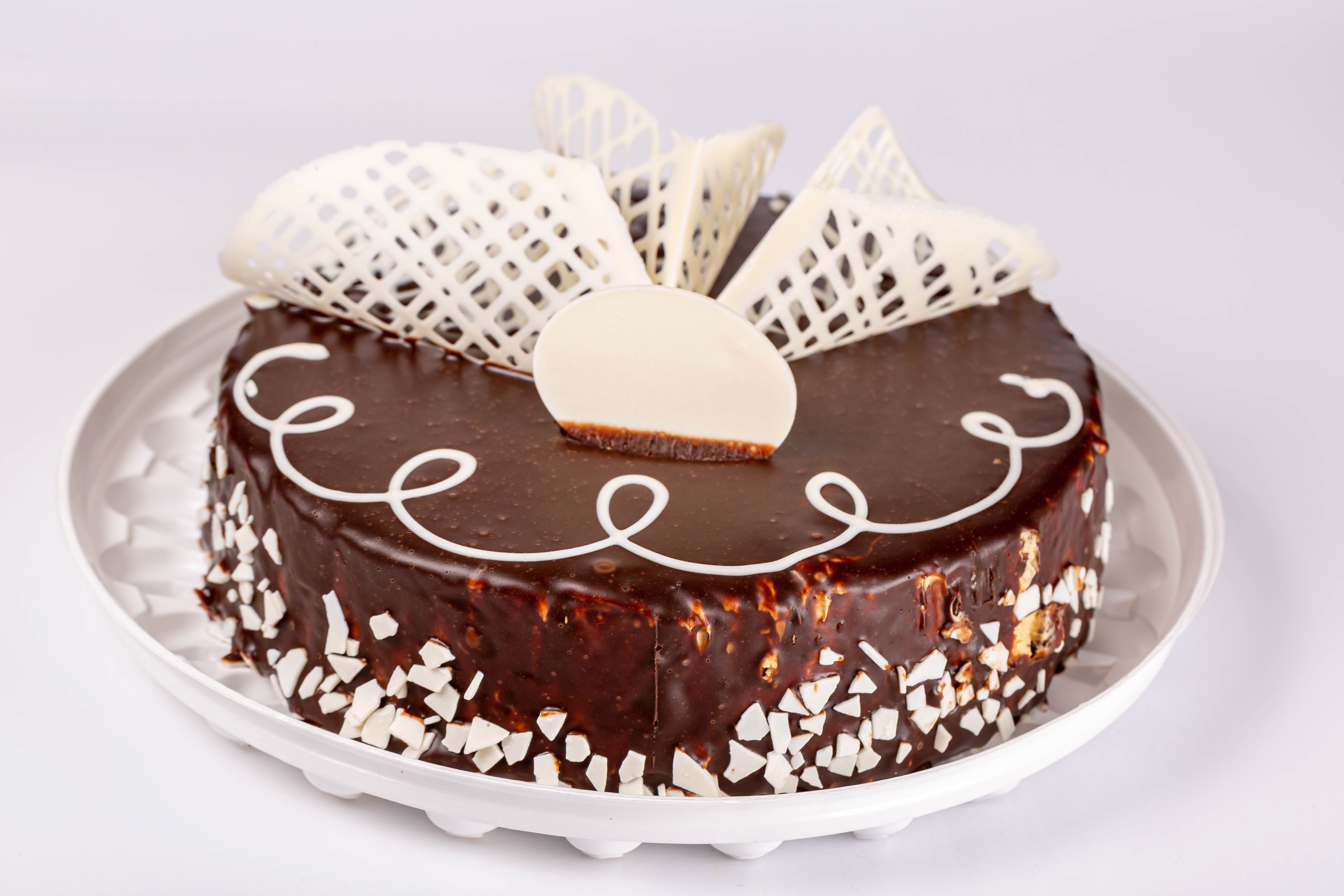 Chocolate cake with white chocolate decorations HD Wallpaper