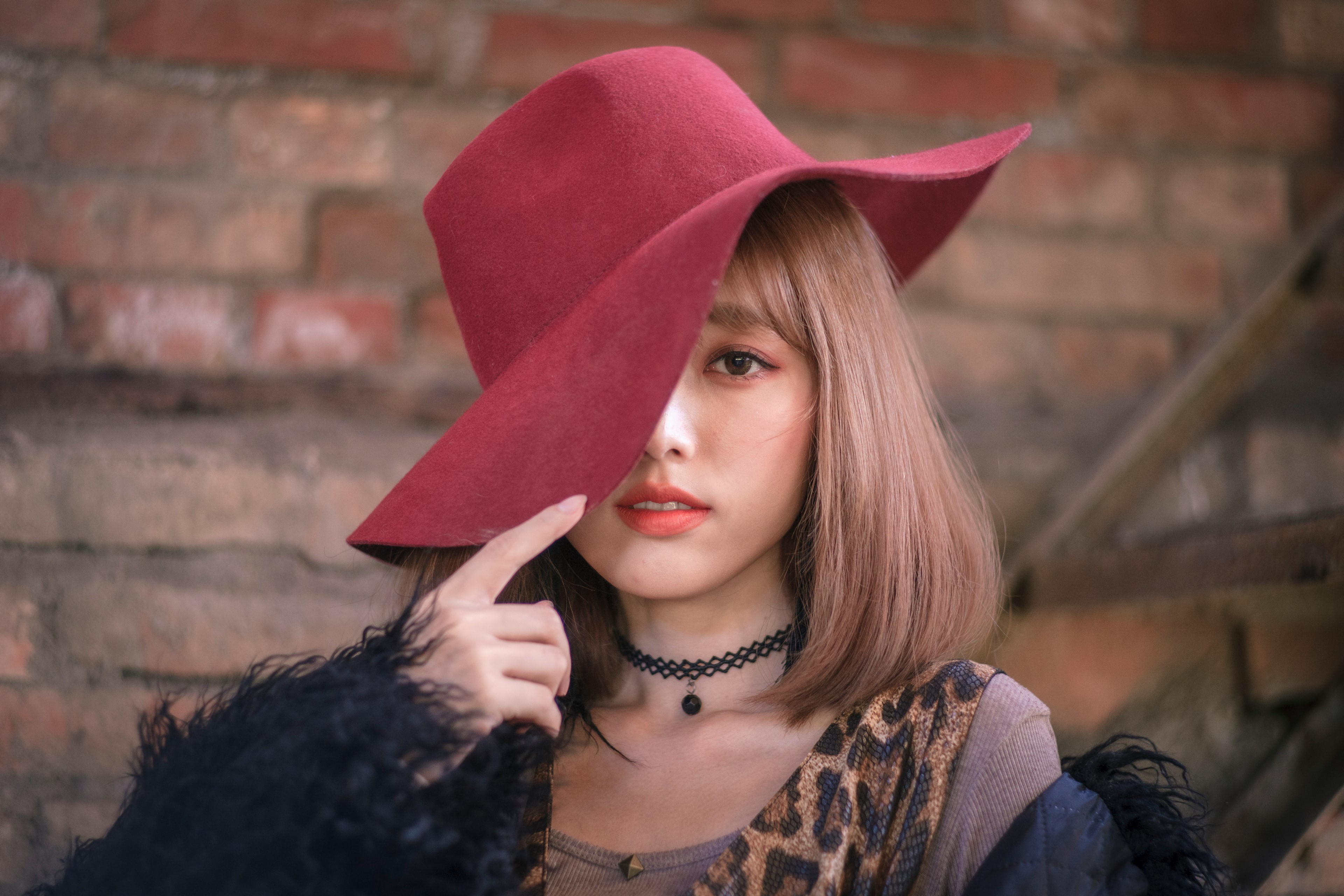Asian woman wearing a red hat and choker HD Wallpaper