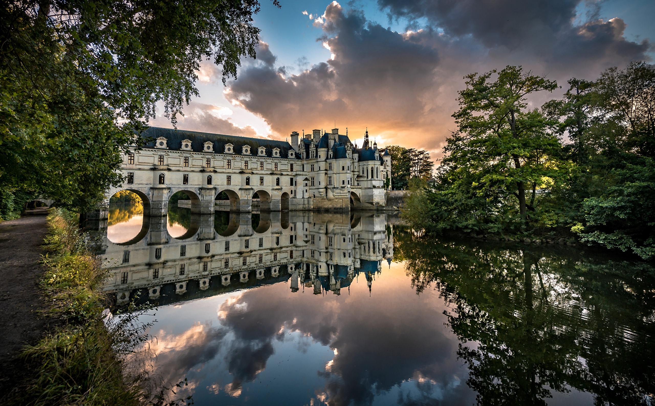Château de Chenonceau reflected in the Cher River at sunset HD Wallpaper