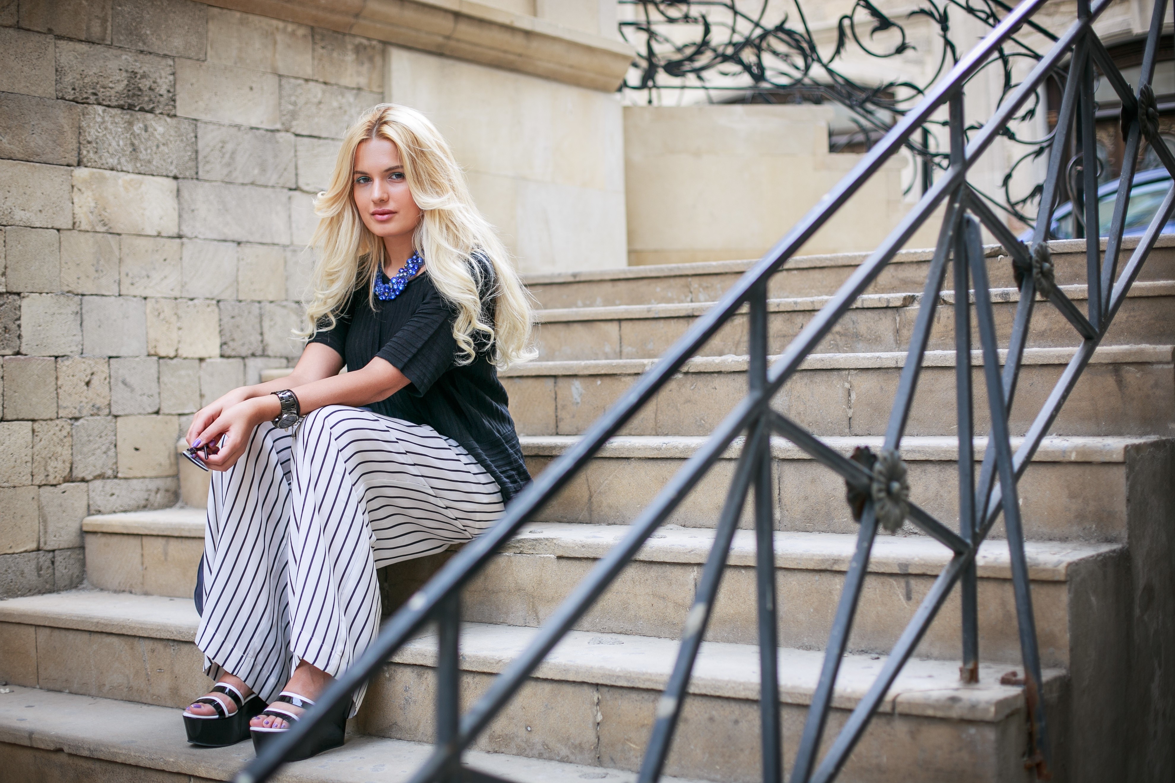 Blonde girl sitting on stairs HD Wallpaper