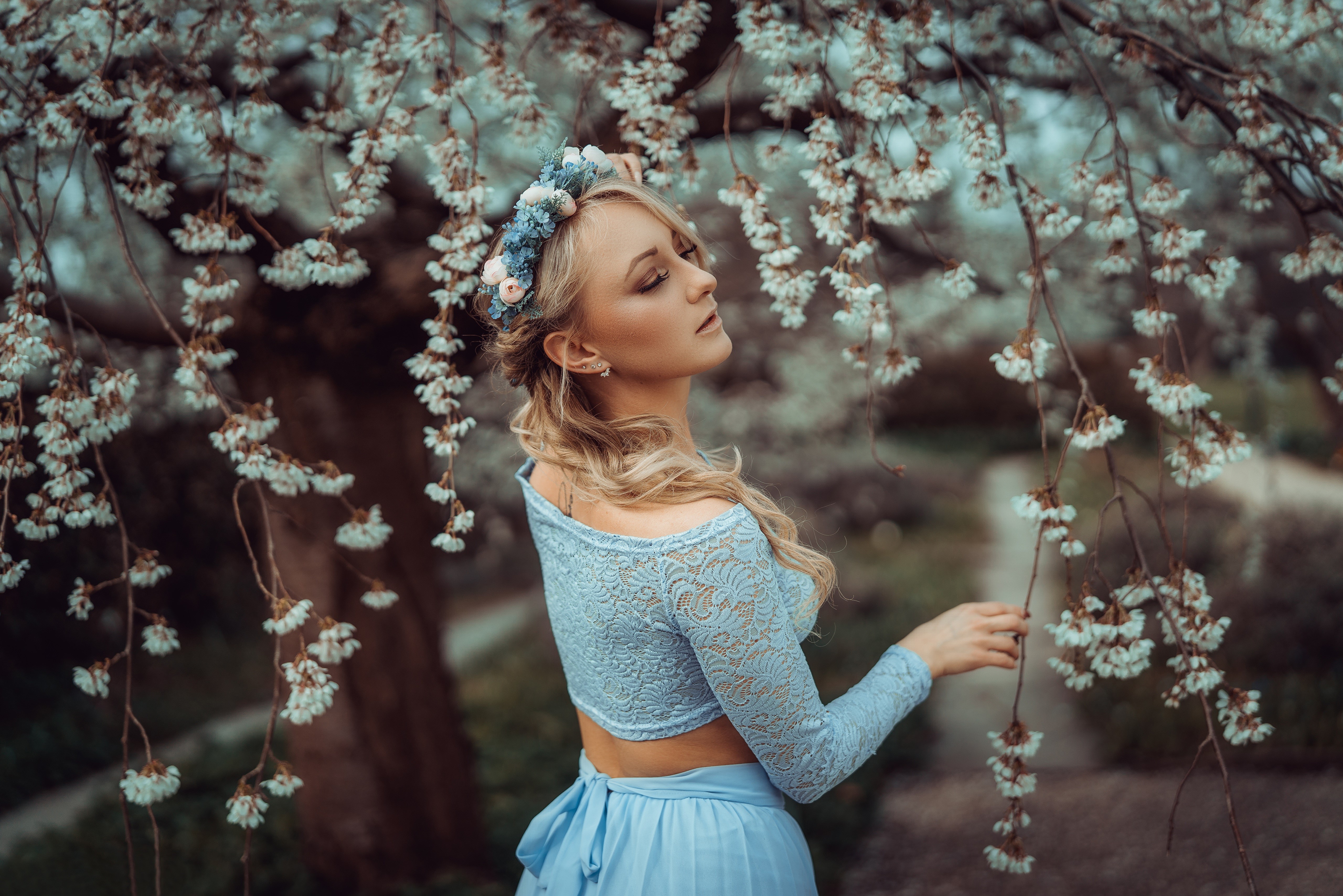 Blonde girl with flower wreath in spring HD Wallpaper