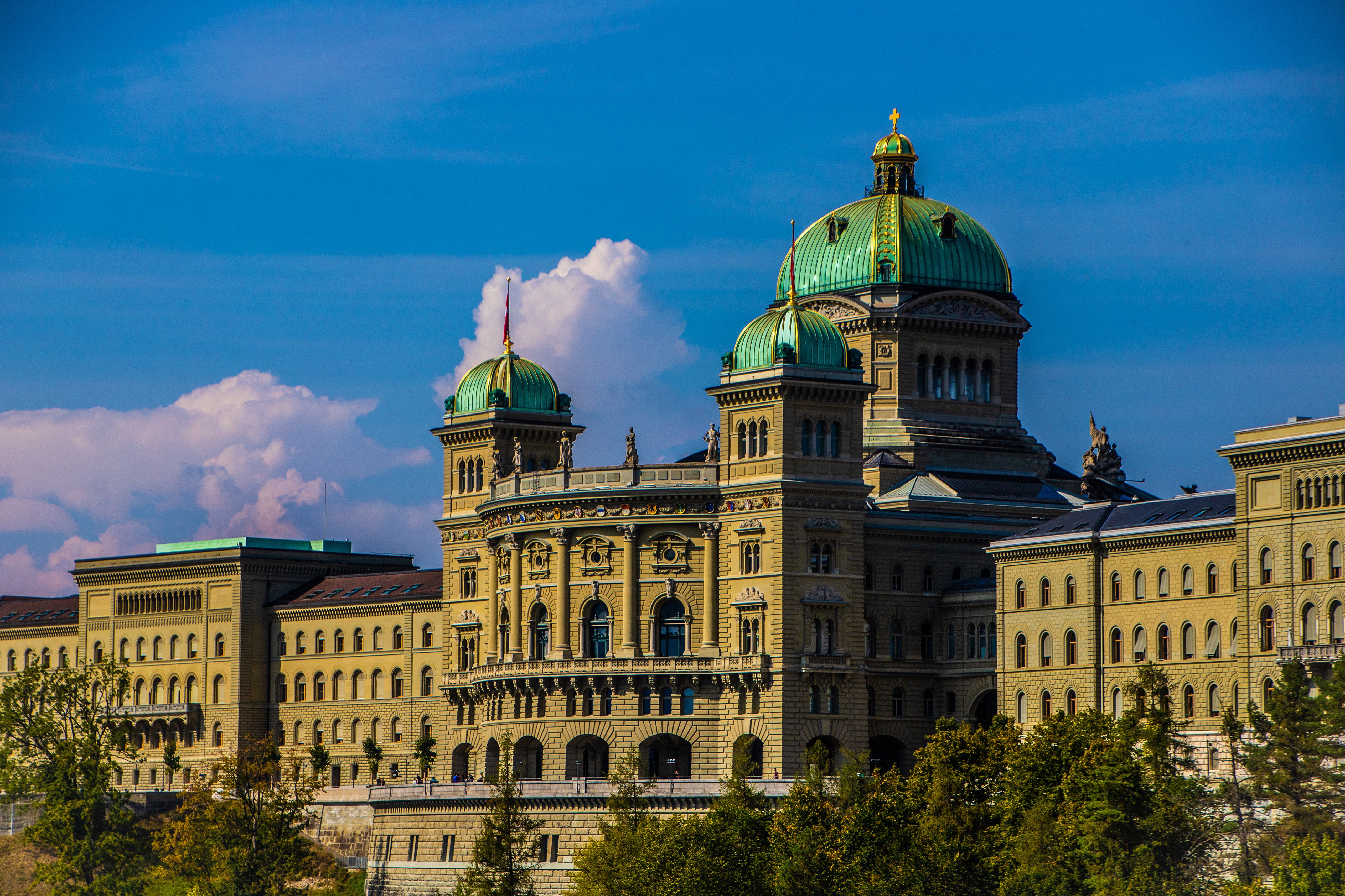 Federal Palace of Switzerland in Bern HD Wallpaper