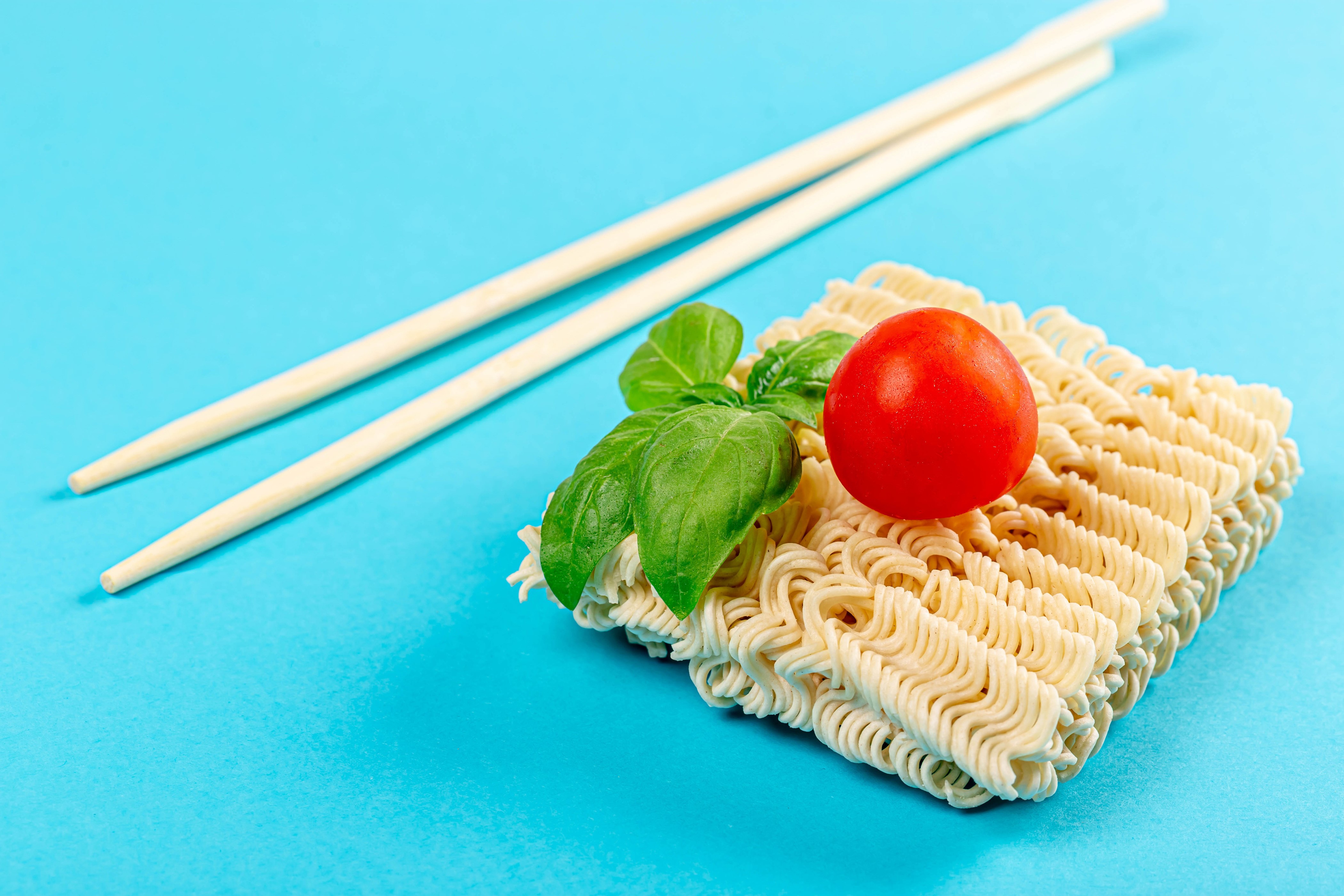 Instant noodles with tomato and basil, chopsticks HD Wallpaper