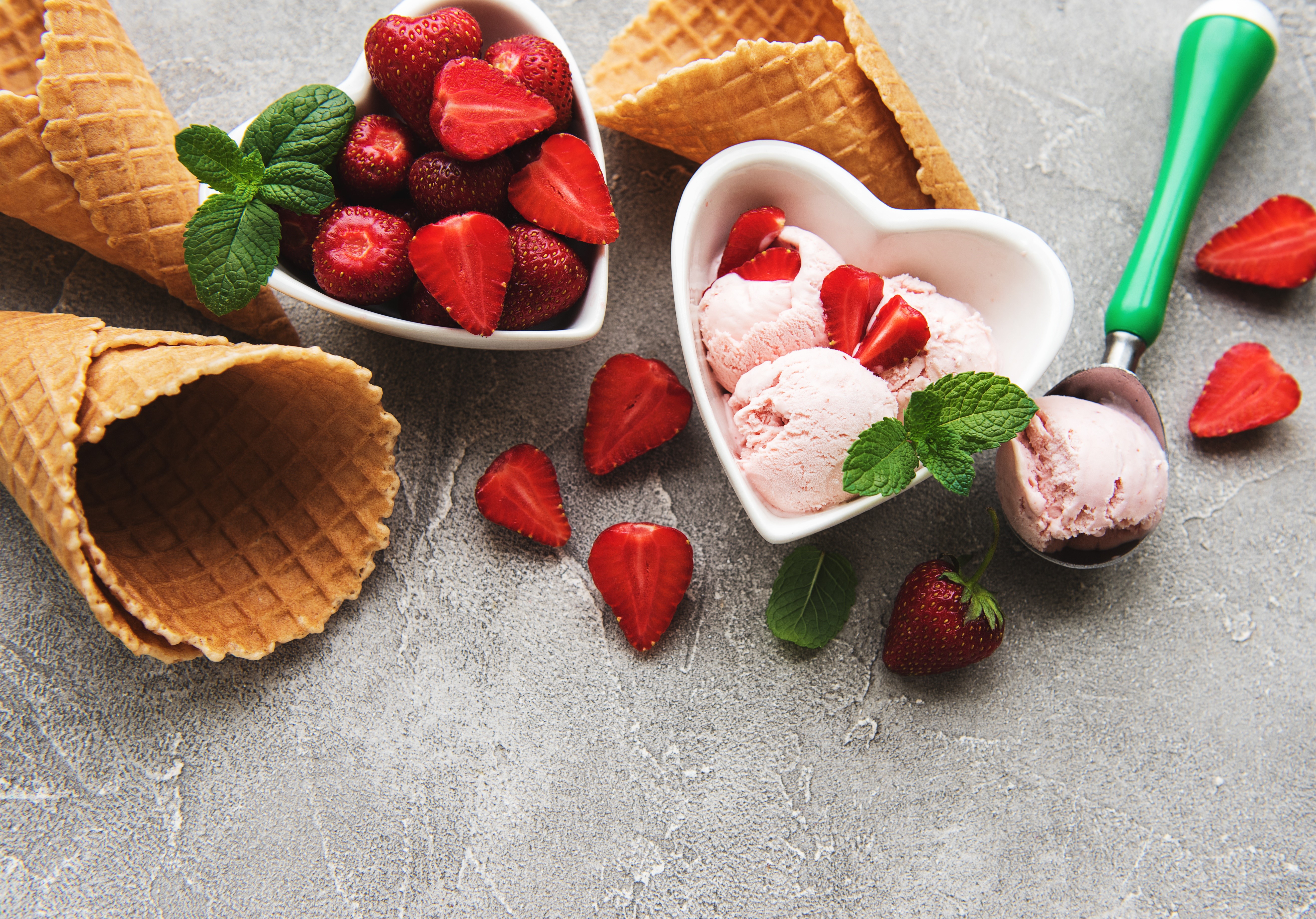 Strawberry ice cream with cones and strawberries HD Wallpaper
