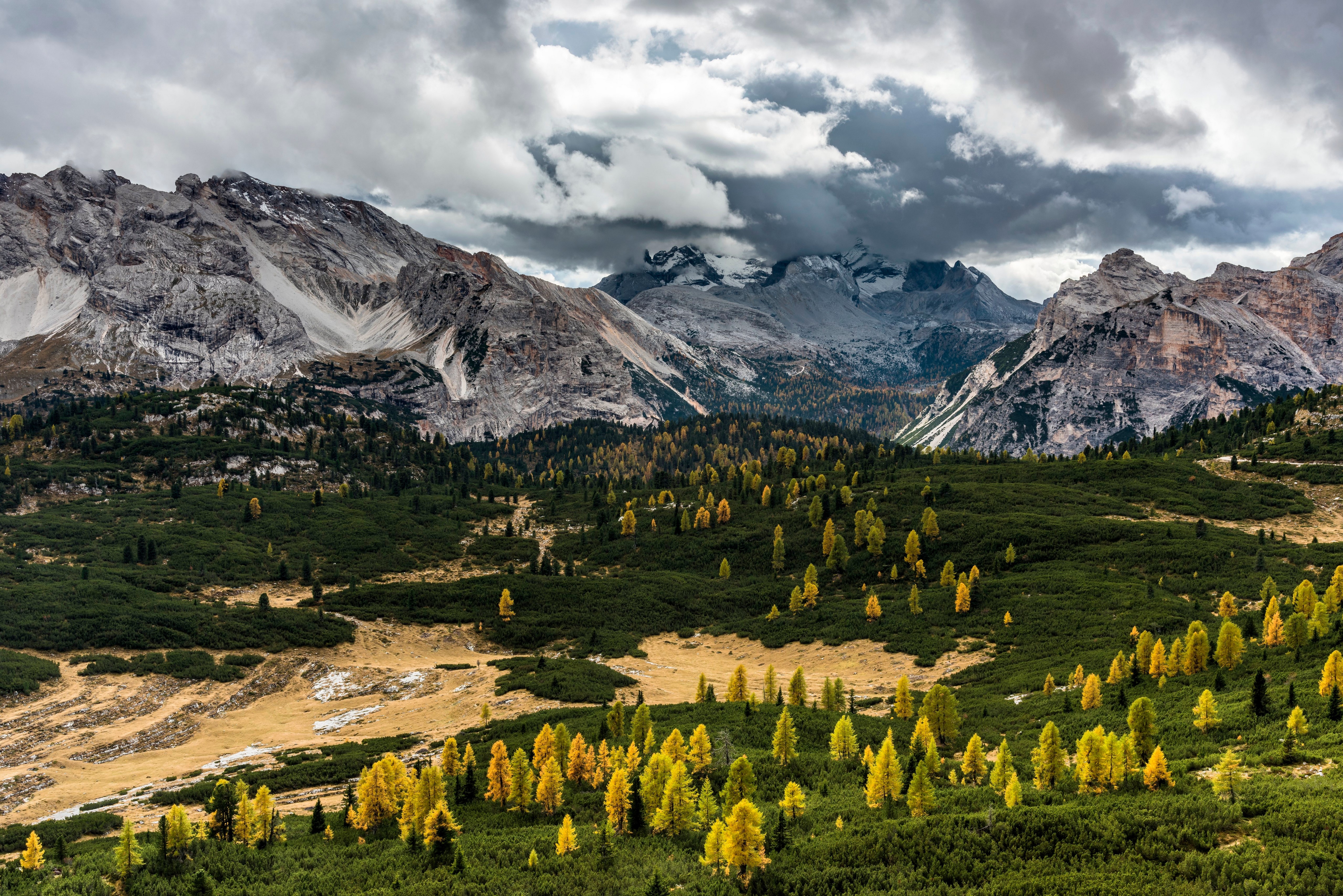 Autumn in the Italian Alps near Sennes HD Wallpaper