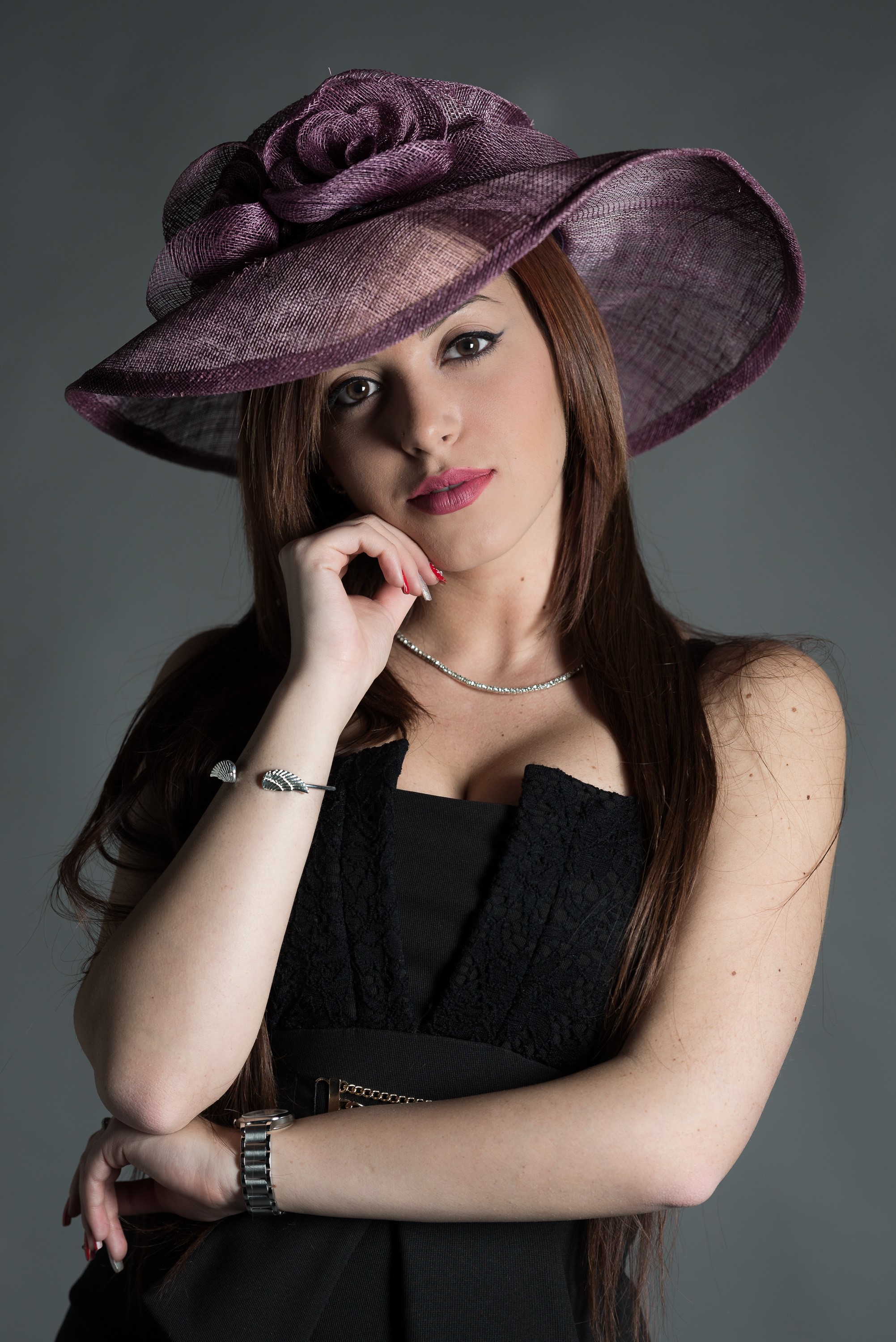 Samanta wearing a hat and dress HD Phone Wallpaper