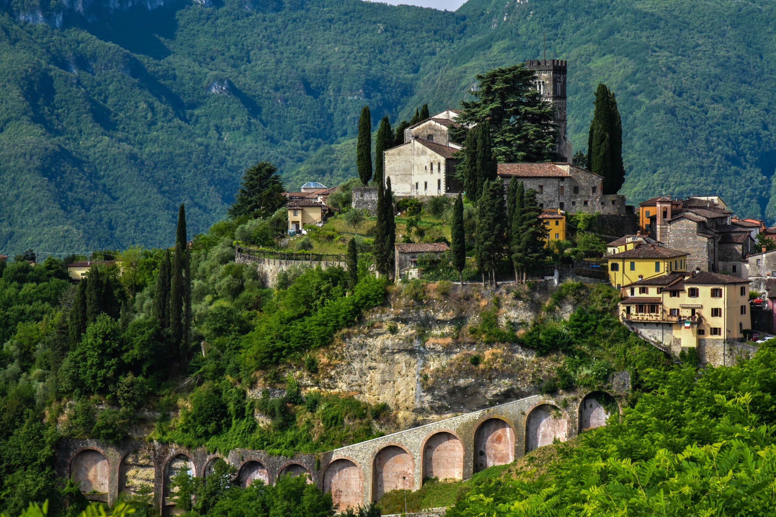 Barga, Italy: Houses on a Crag with Arches HD Wallpaper