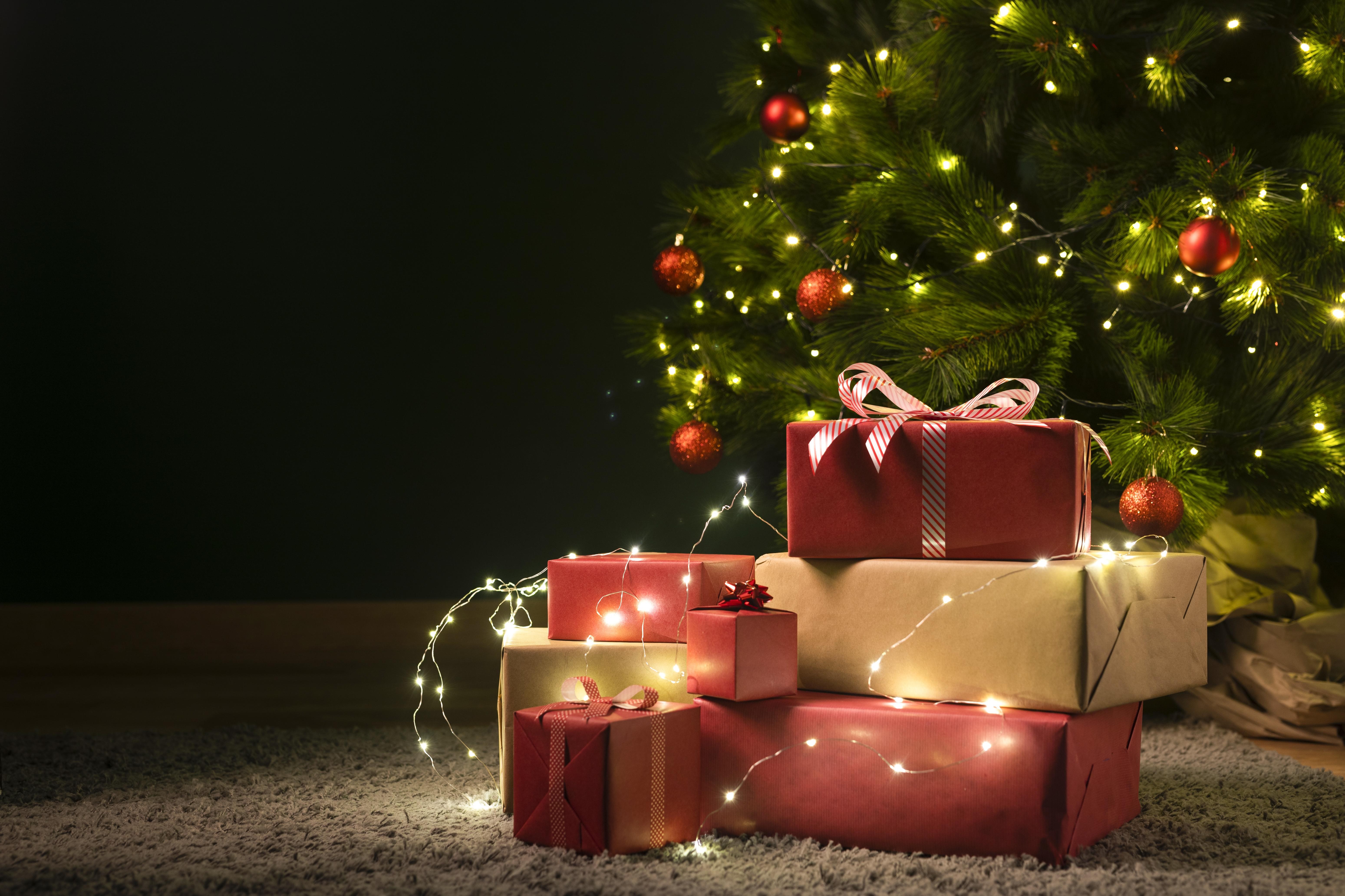 Christmas tree with gifts and fairy lights HD Wallpaper
