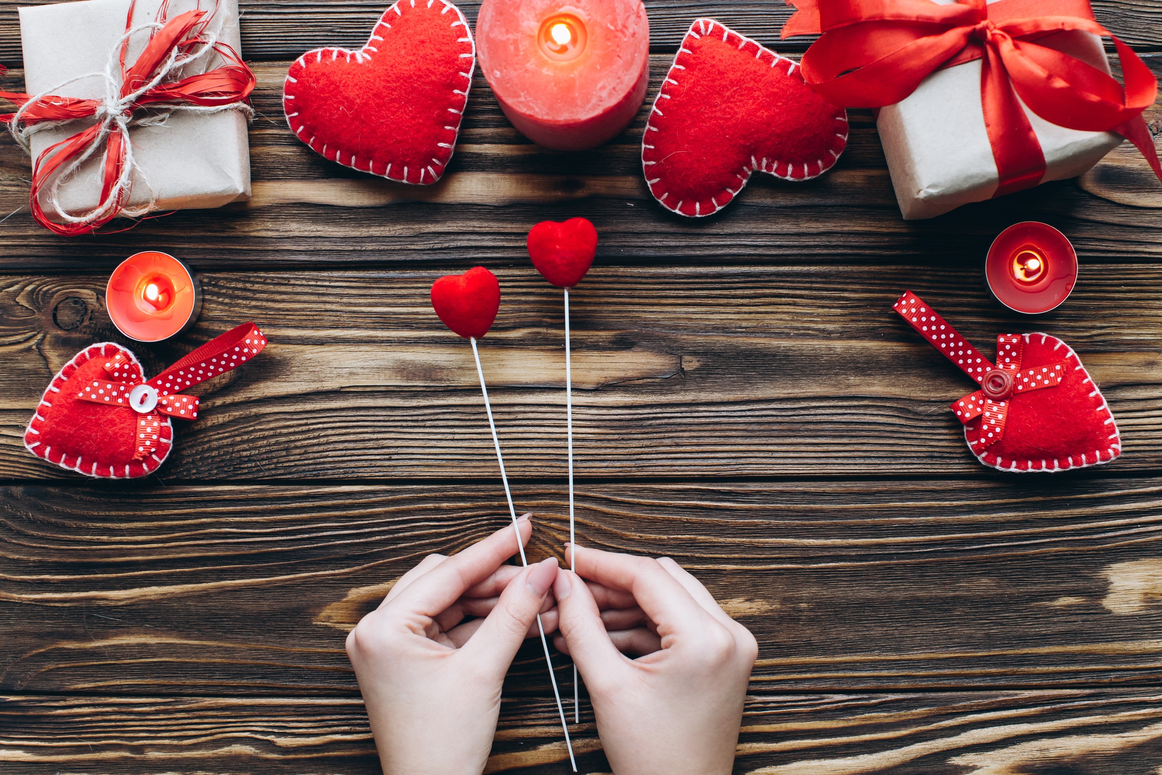 Valentine's Day gifts and candles on wood HD Wallpaper