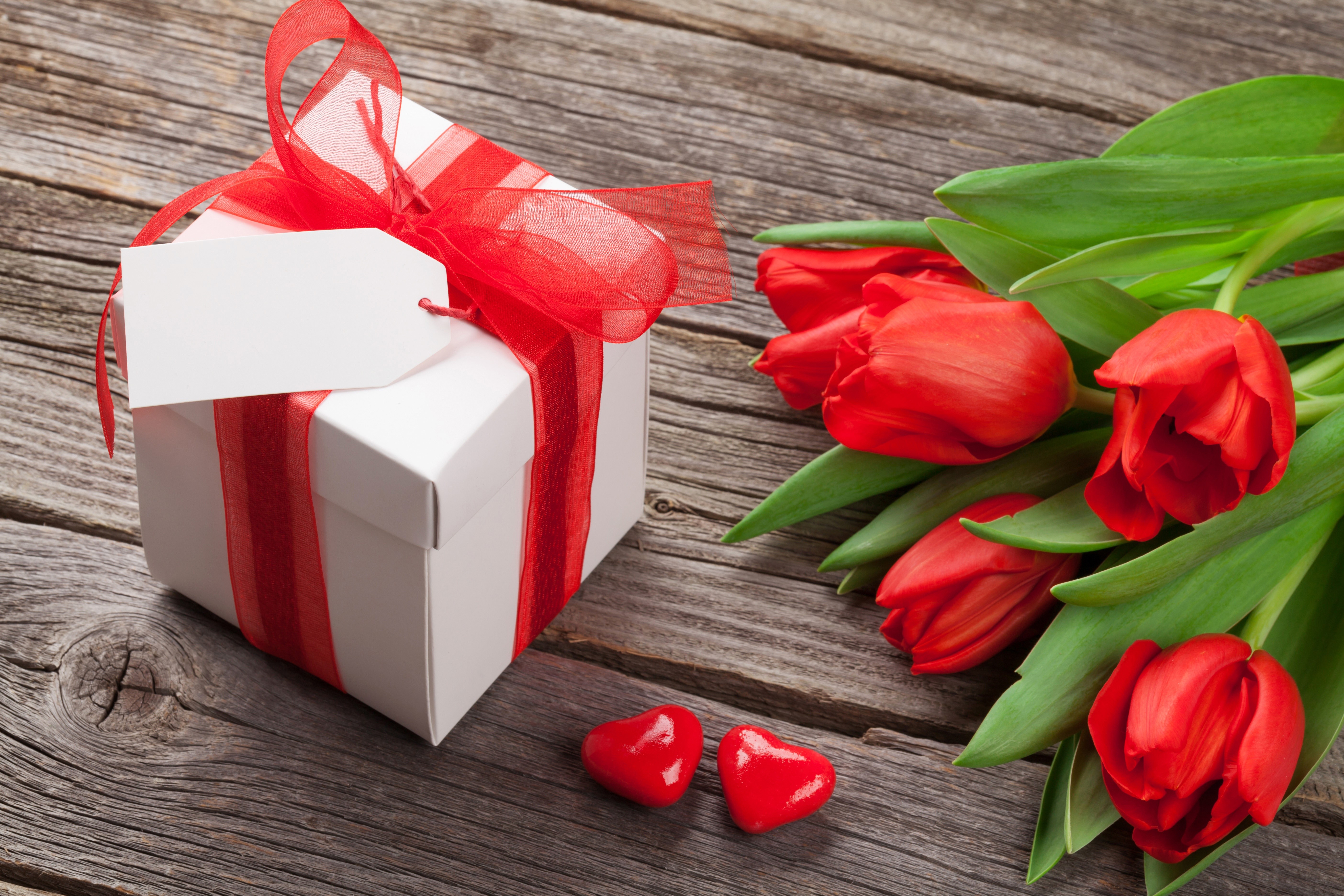 Gift box with red ribbon and tulips HD Wallpaper