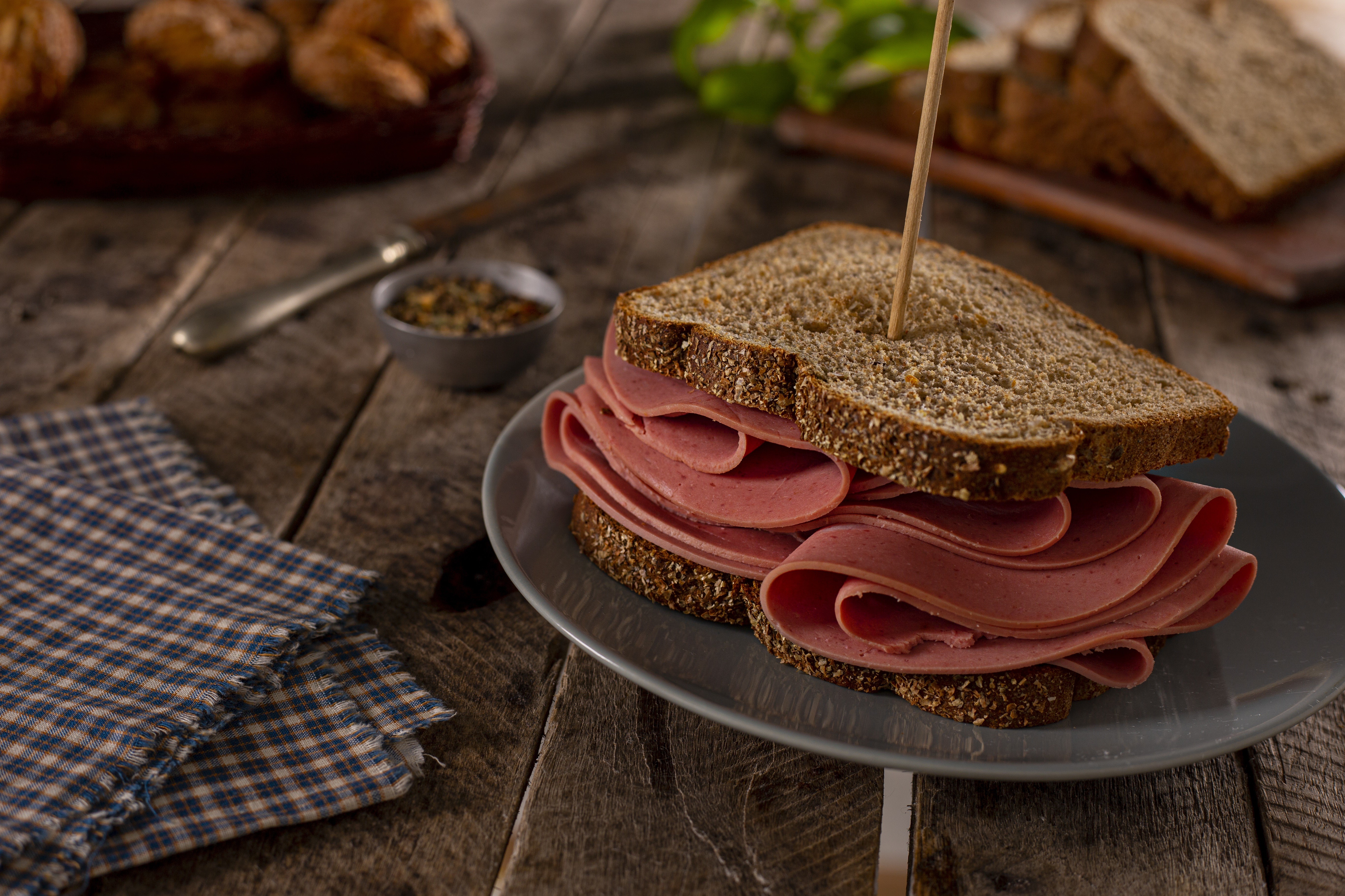 Sandwich with ham on whole wheat bread HD Wallpaper
