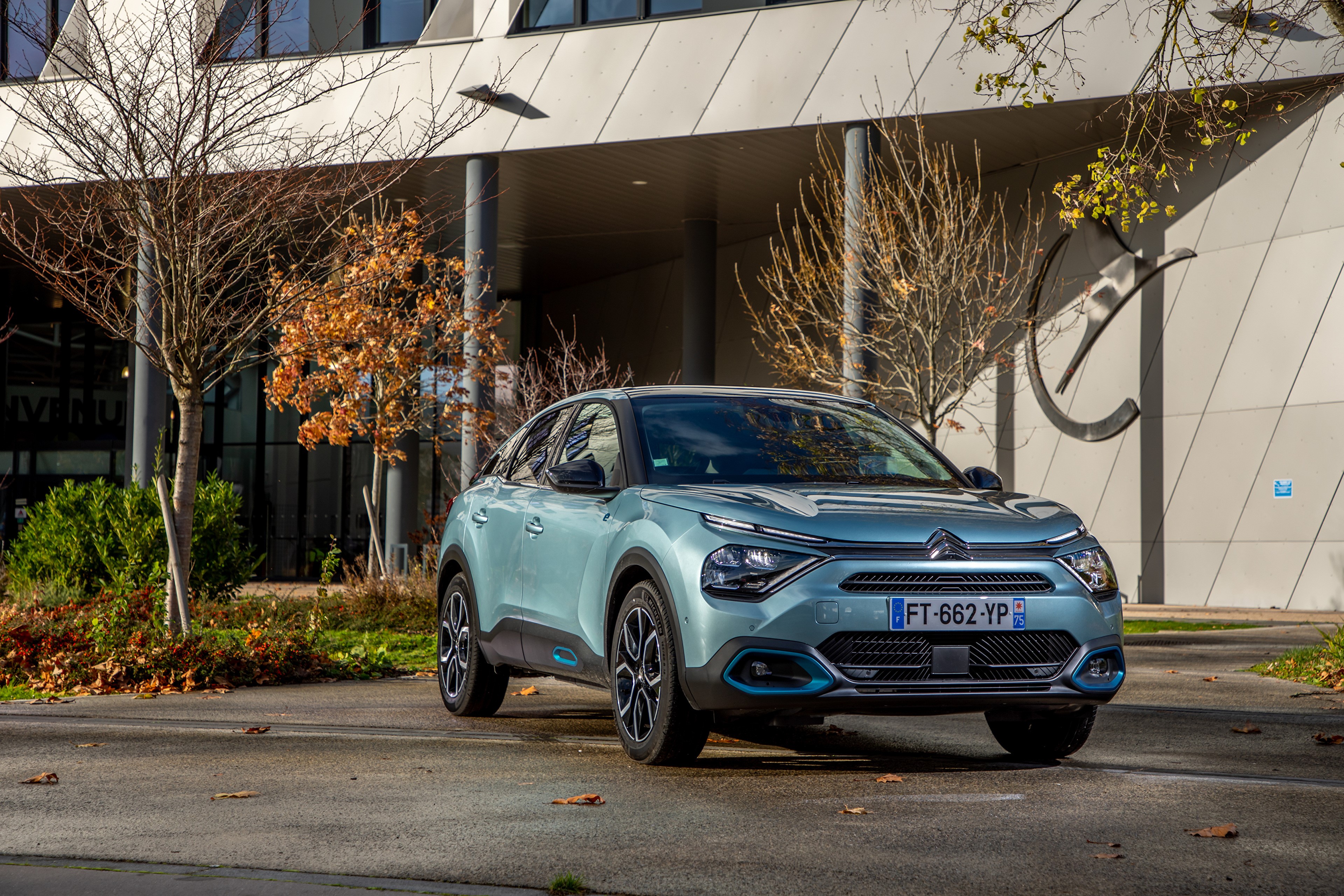 Citroen e-C4 Crossover parked outside building HD Wallpaper