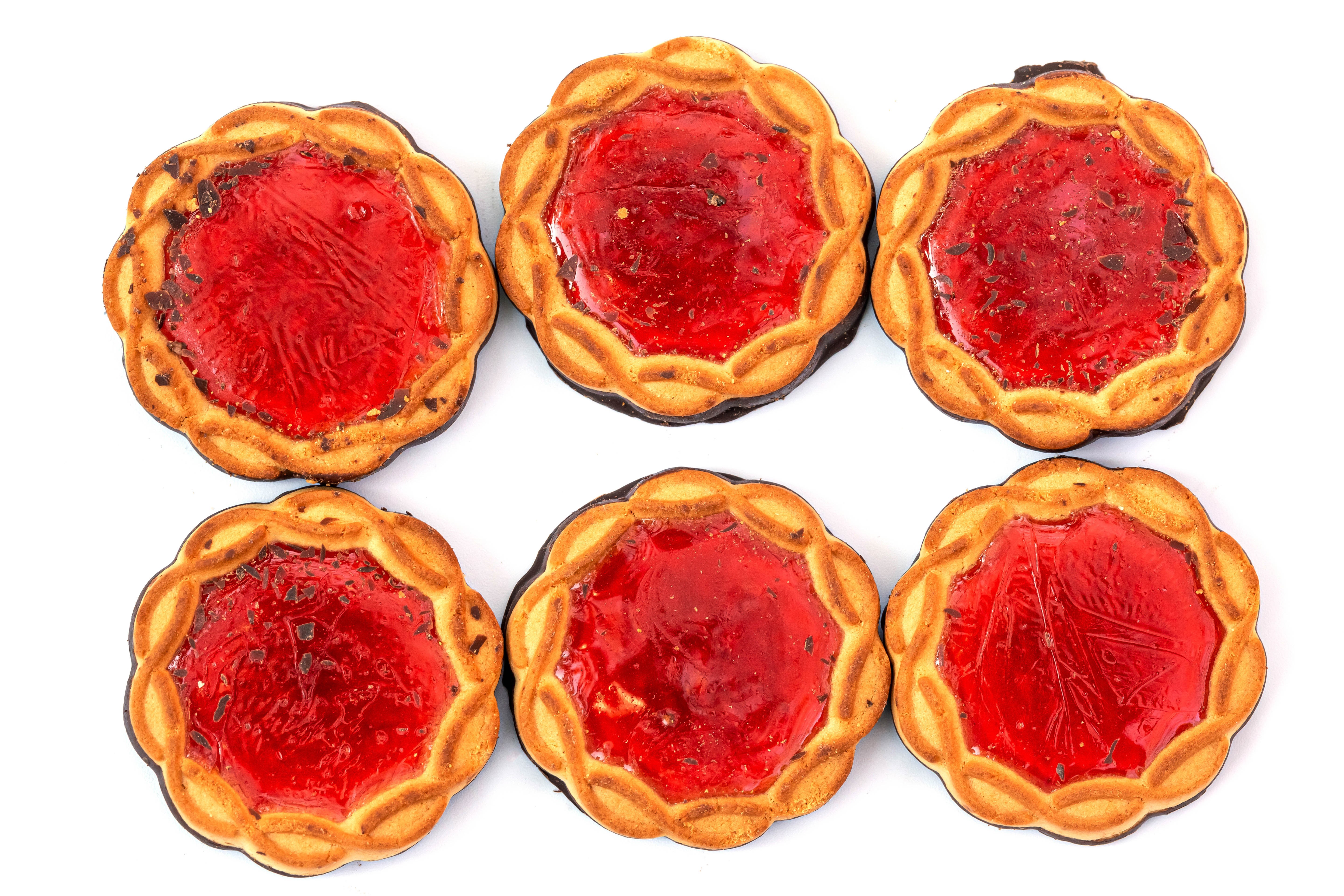 Six jam-filled cookies on a white background HD Wallpaper
