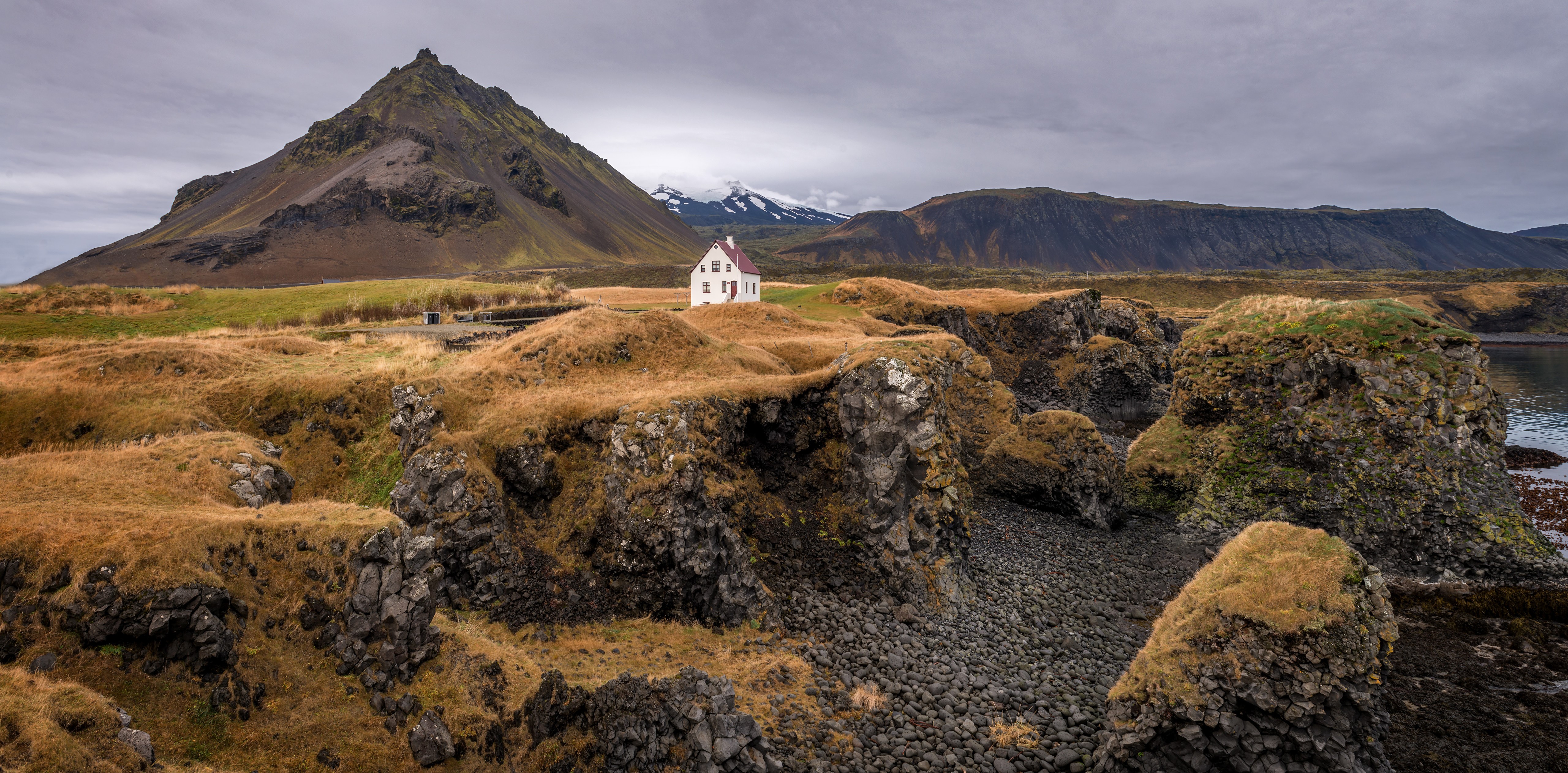 White house on a cliff in Arnarstapi, Iceland HD Wallpaper