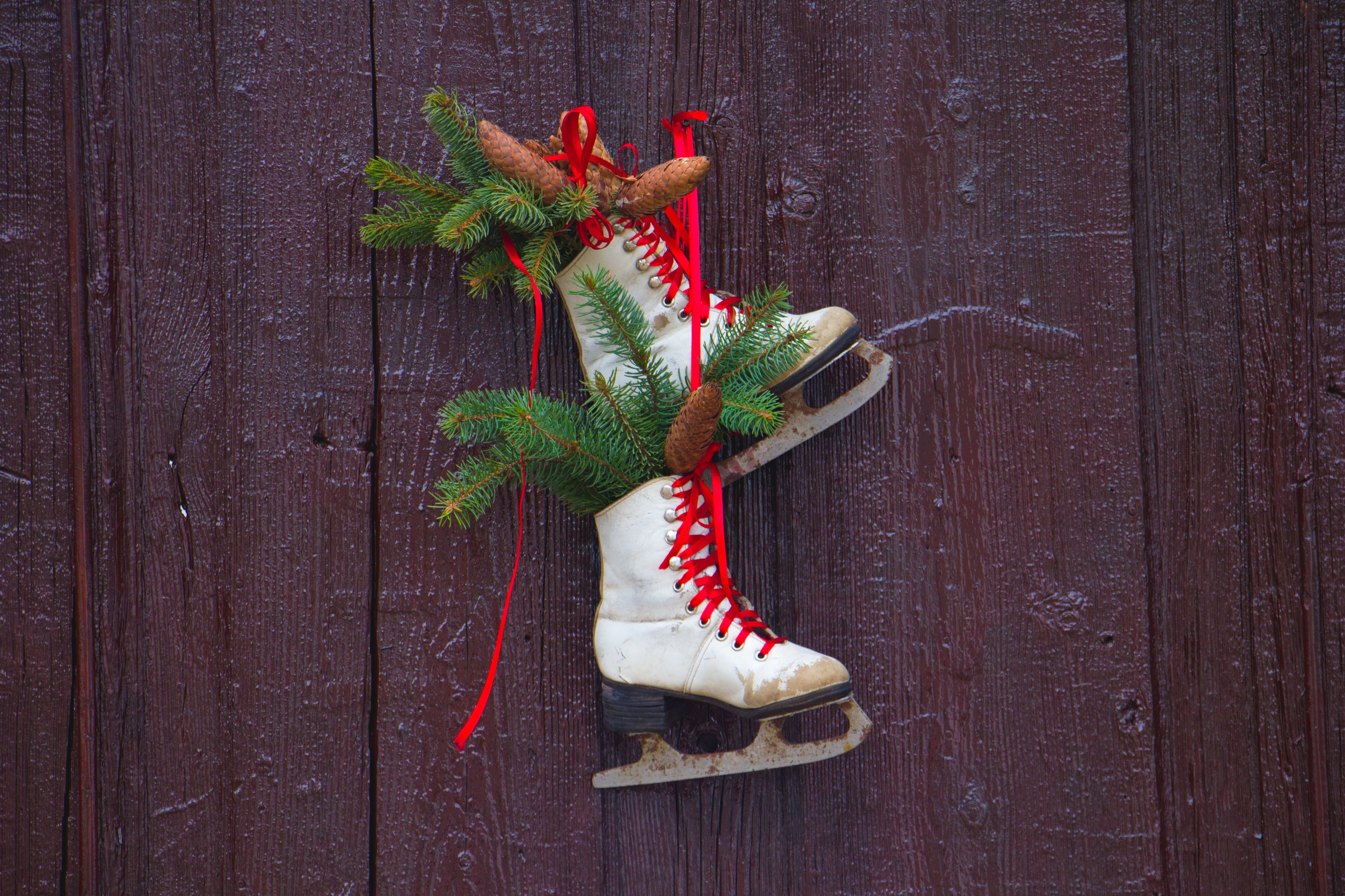 Christmas decoration with ice skates and pine cones HD Wallpaper