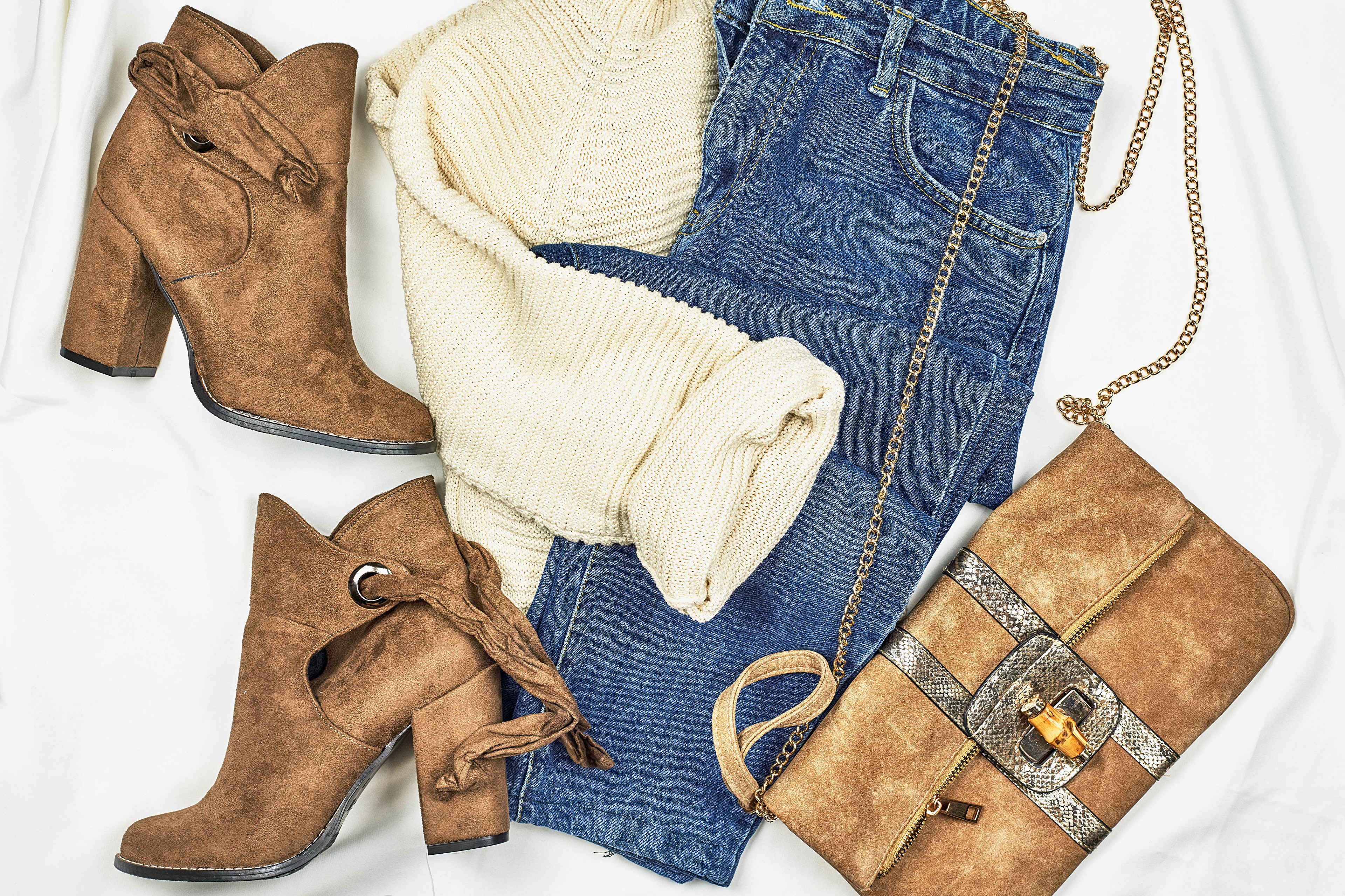 Brown boots, cream sweater, blue jeans, and brown handbag HD Wallpaper
