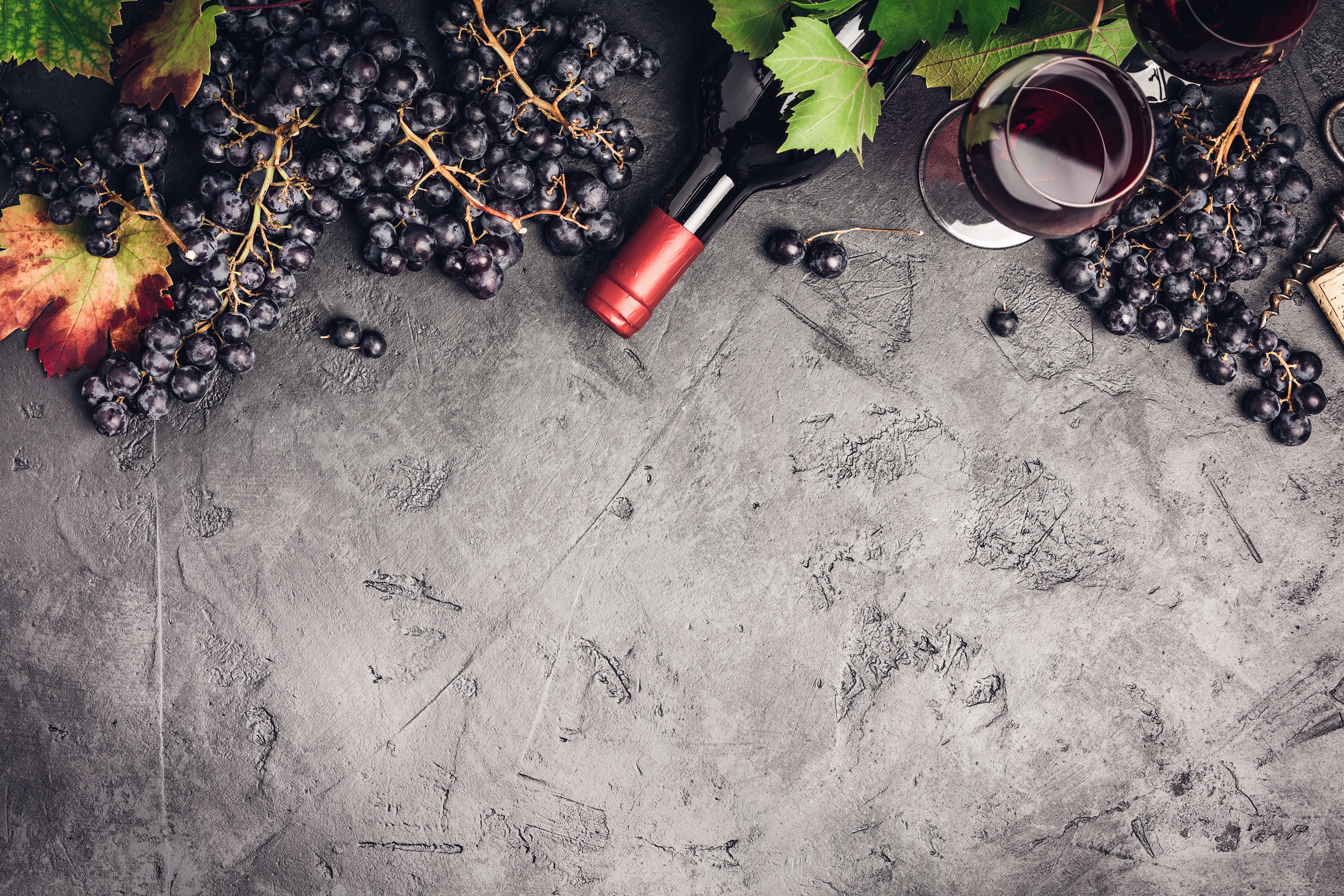 Grapes and red wine bottle with glass HD Wallpaper