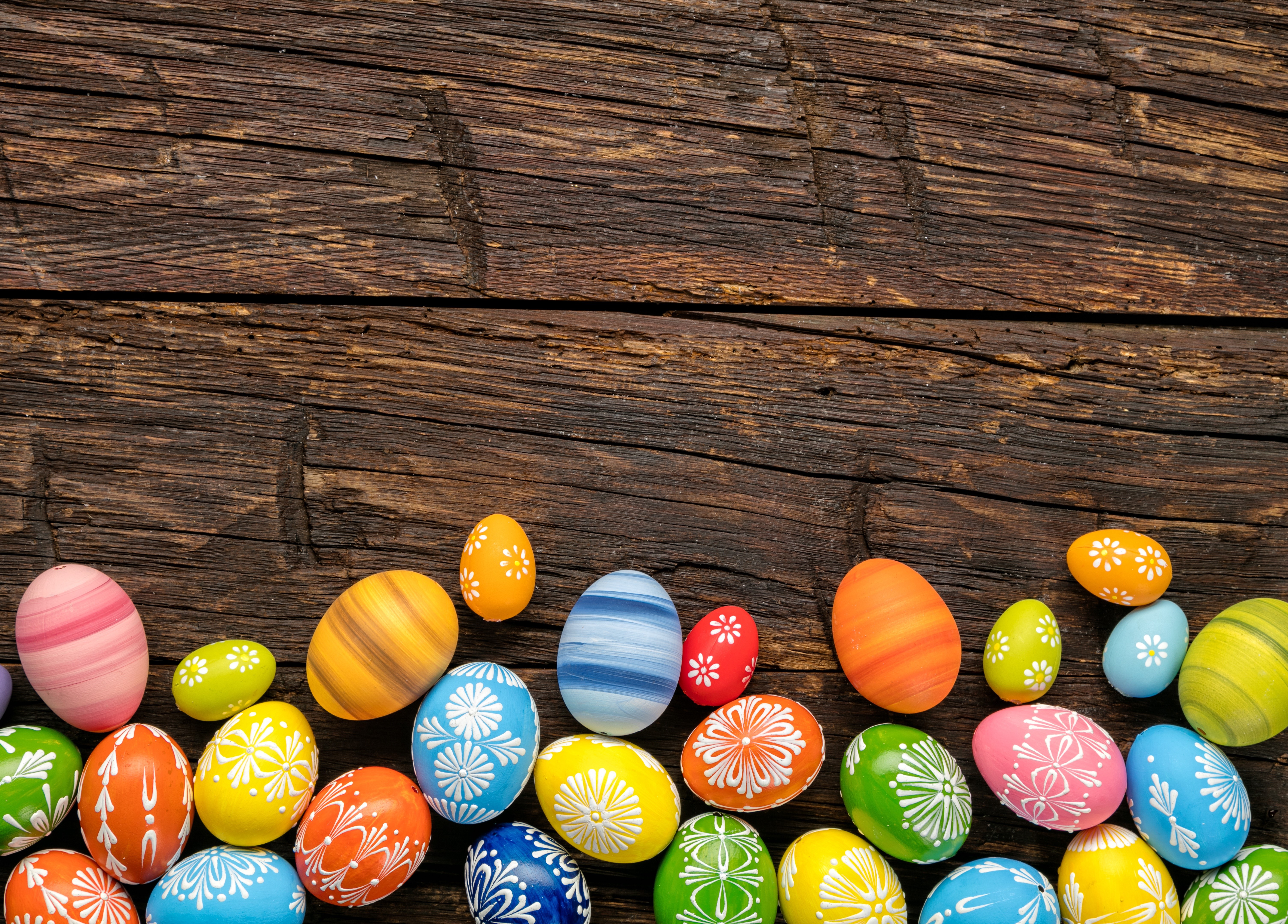 Easter eggs on wooden planks HD Wallpaper