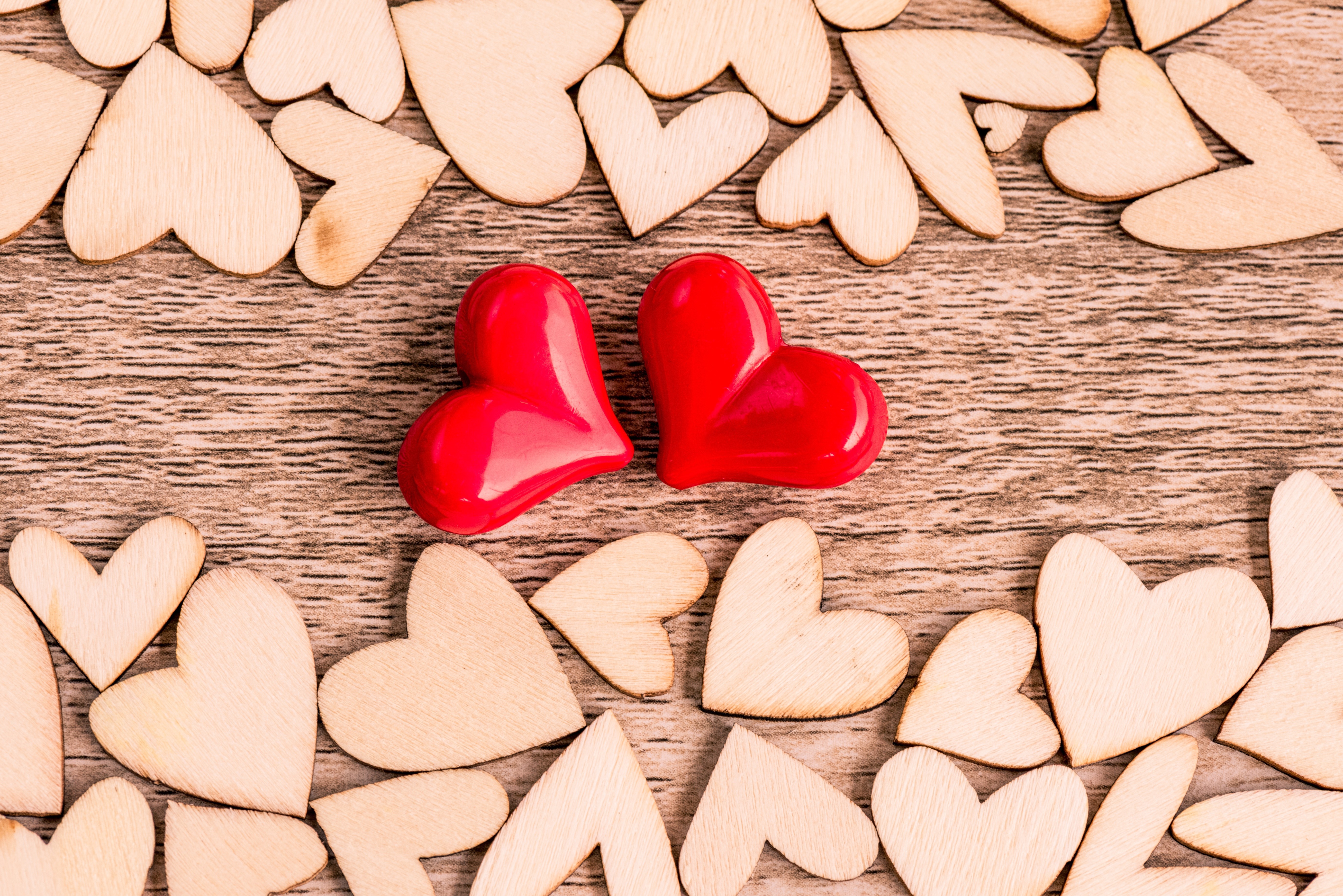 Two red hearts and many wooden hearts HD Wallpaper