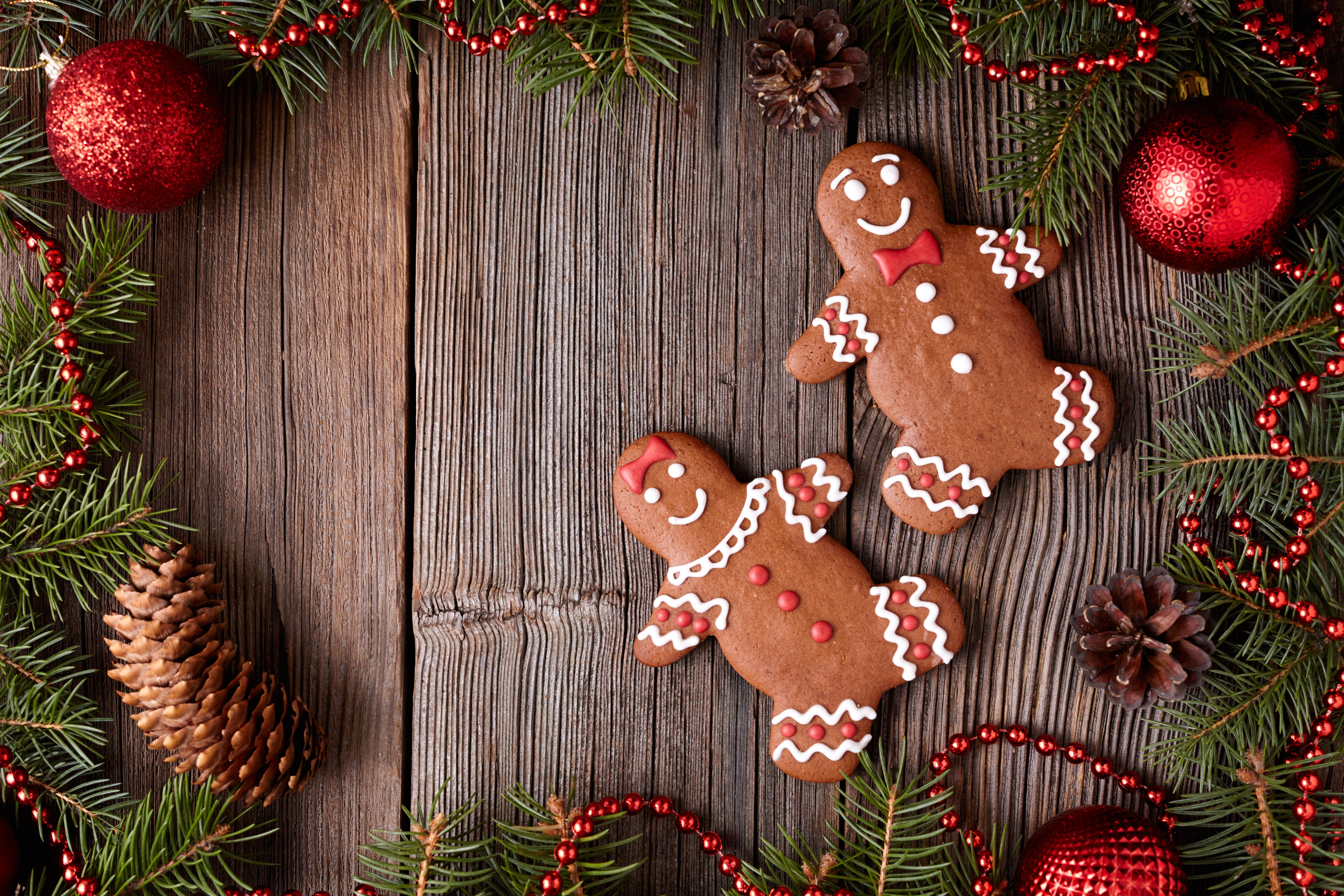 Christmas gingerbread cookies with pine cones and ornaments HD Wallpaper