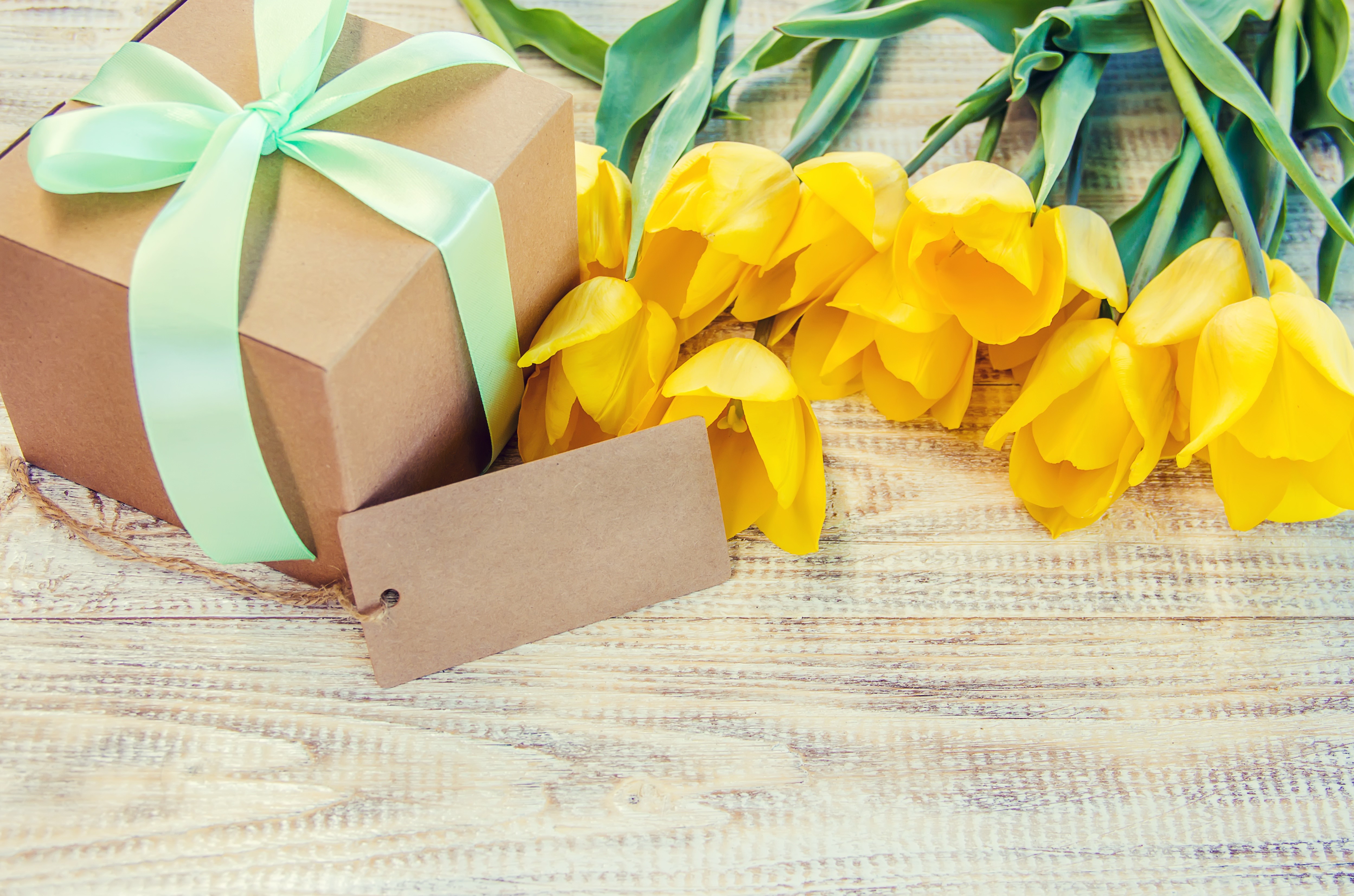 Gift box with yellow tulips and tag HD Wallpaper