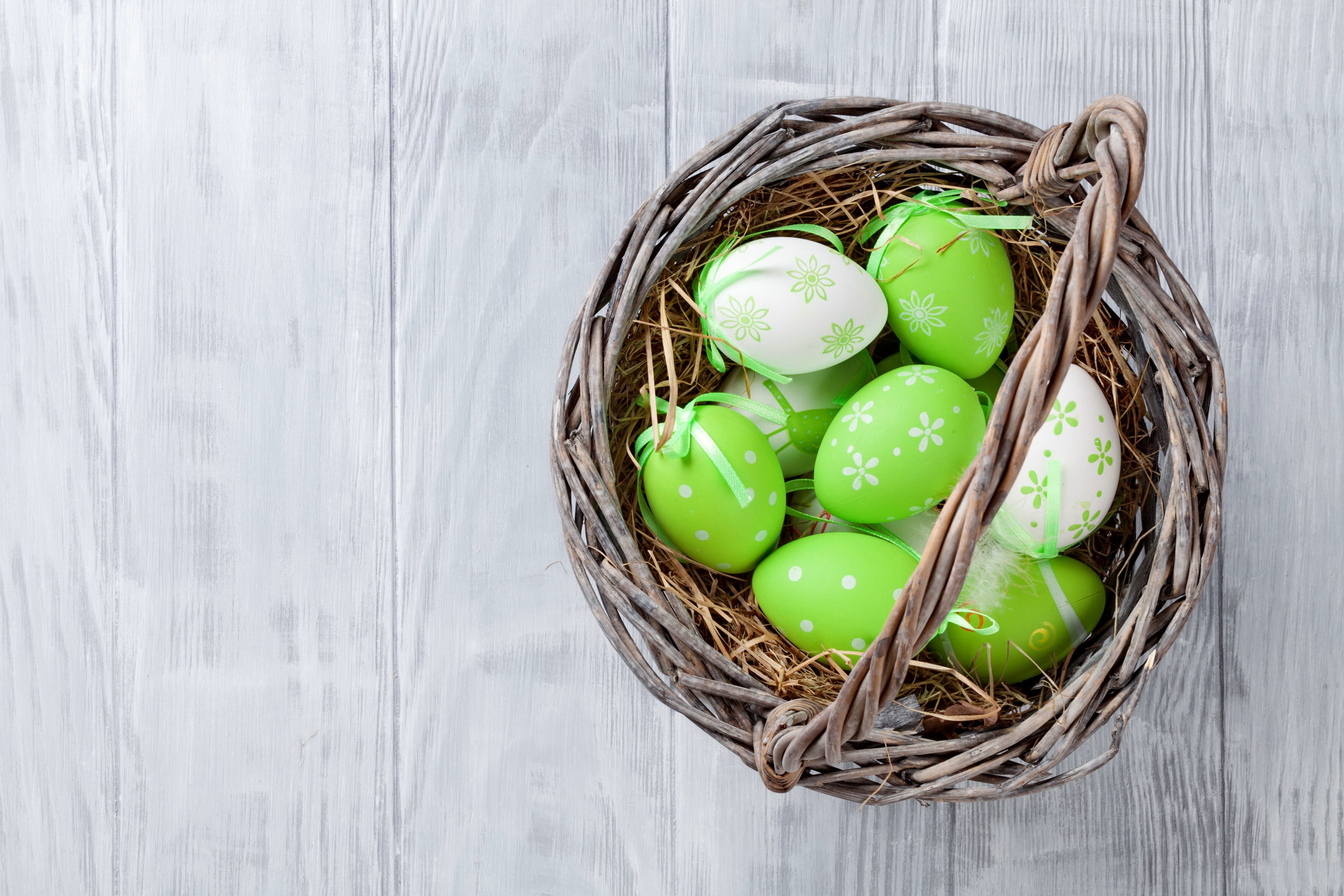 Easter eggs in a wicker basket HD Wallpaper