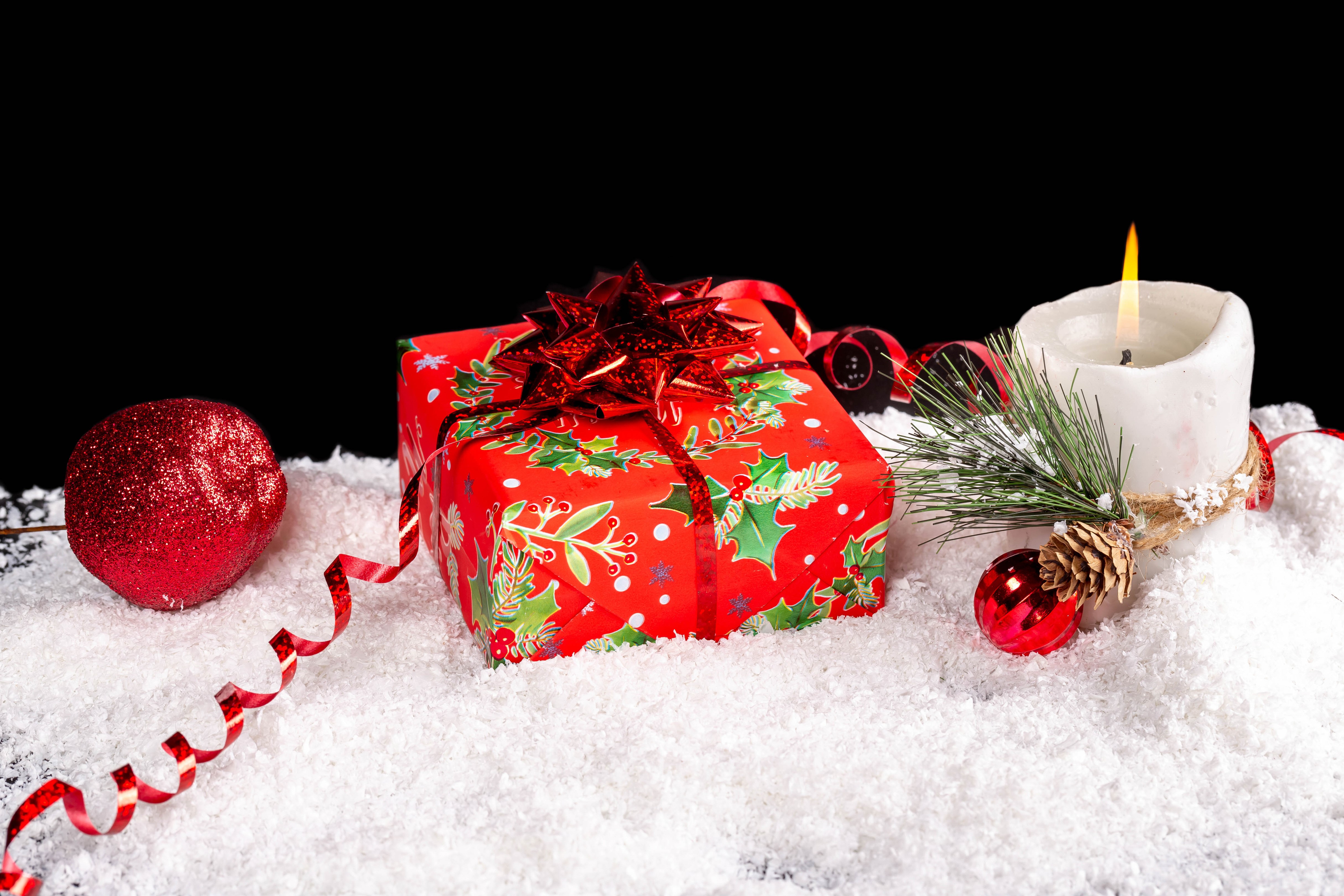 Christmas gift with candle and ornaments in snow HD Wallpaper