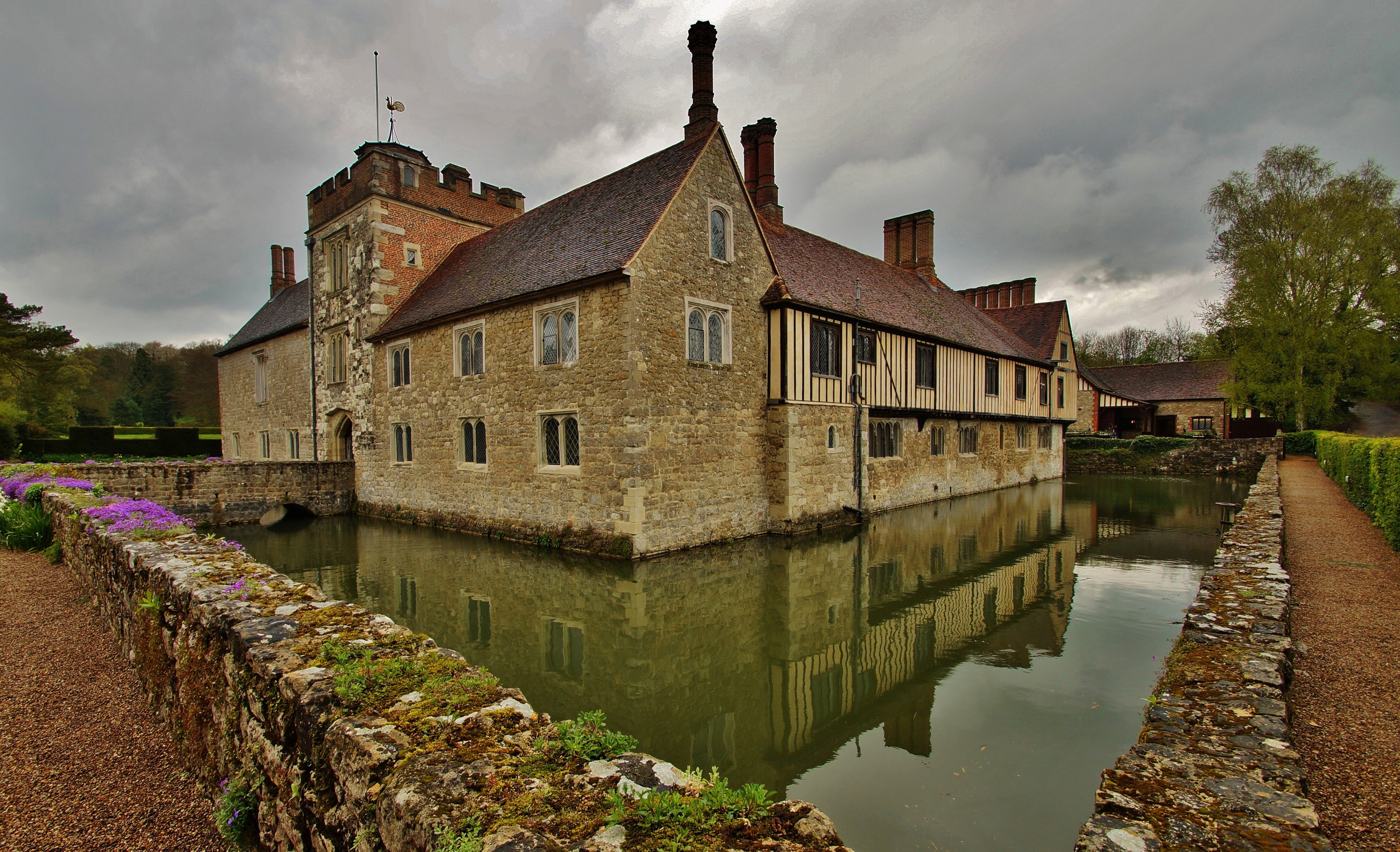 Ightham Mote, England, Stone House with Moat HD Wallpaper