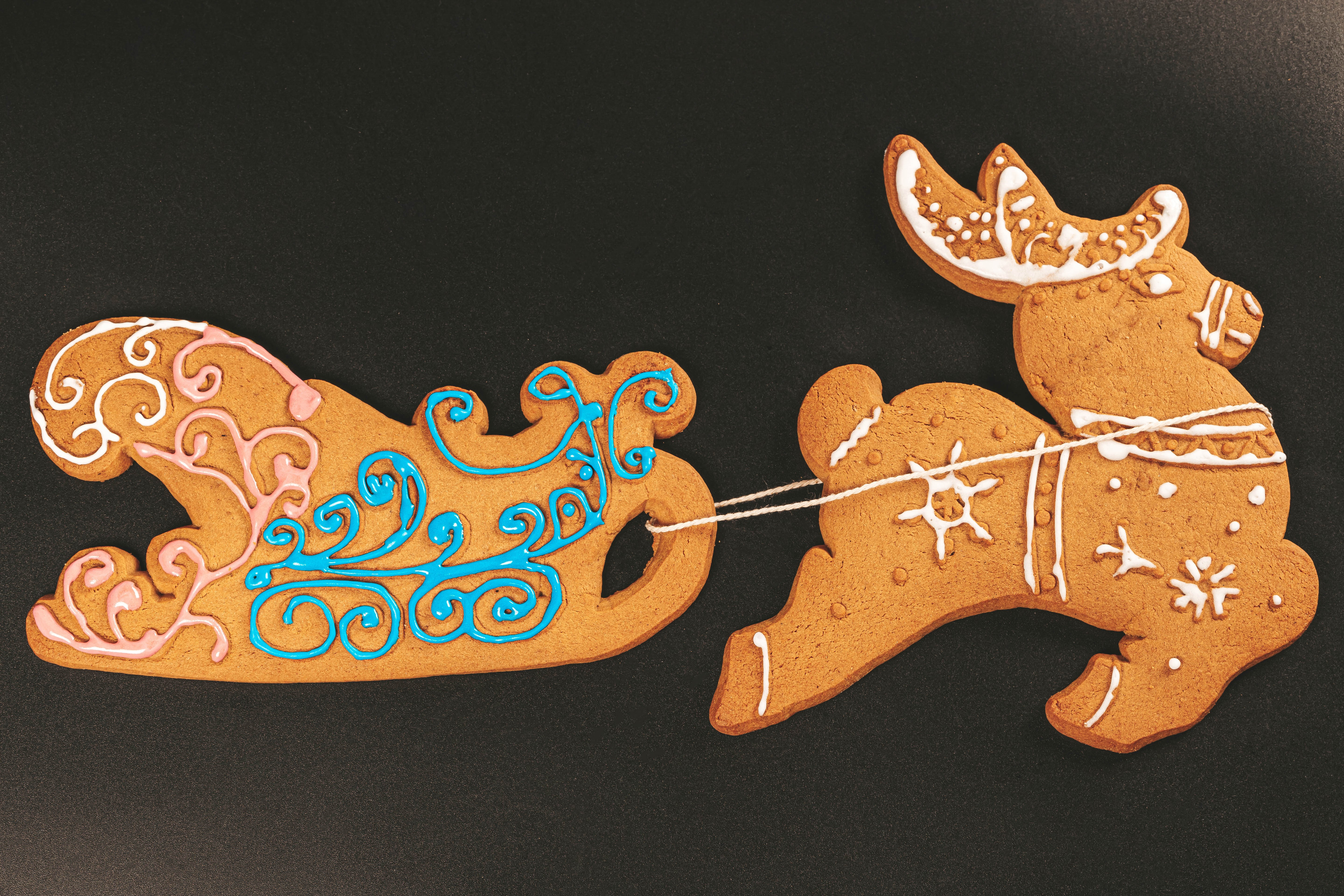 Christmas gingerbread reindeer and sled cookies HD Wallpaper