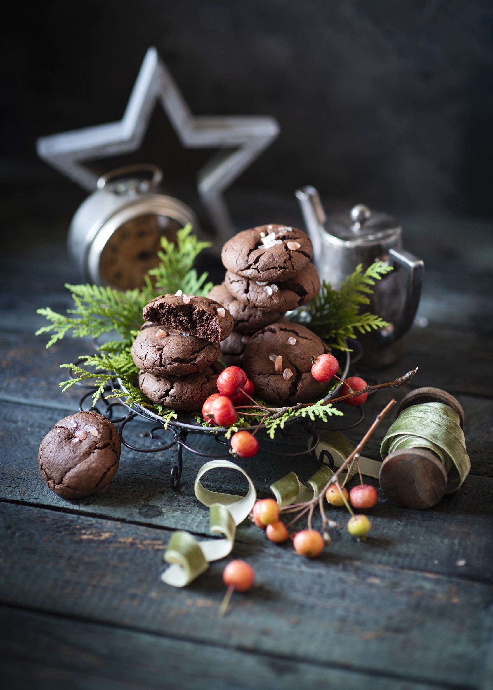 Chocolate cookies with berries and festive decorations HD Phone Wallpaper