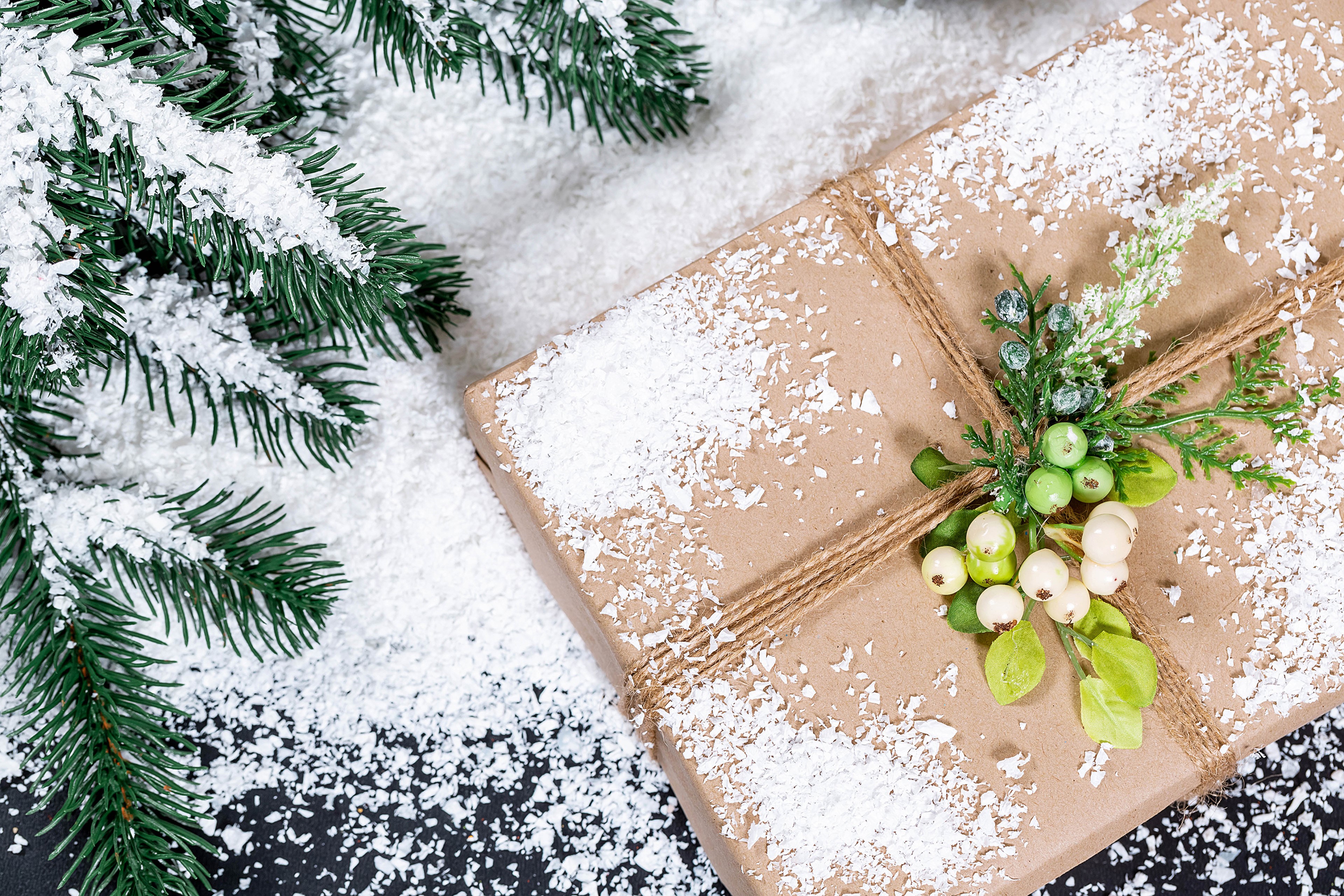 Christmas gift with pine branches and snow HD Wallpaper