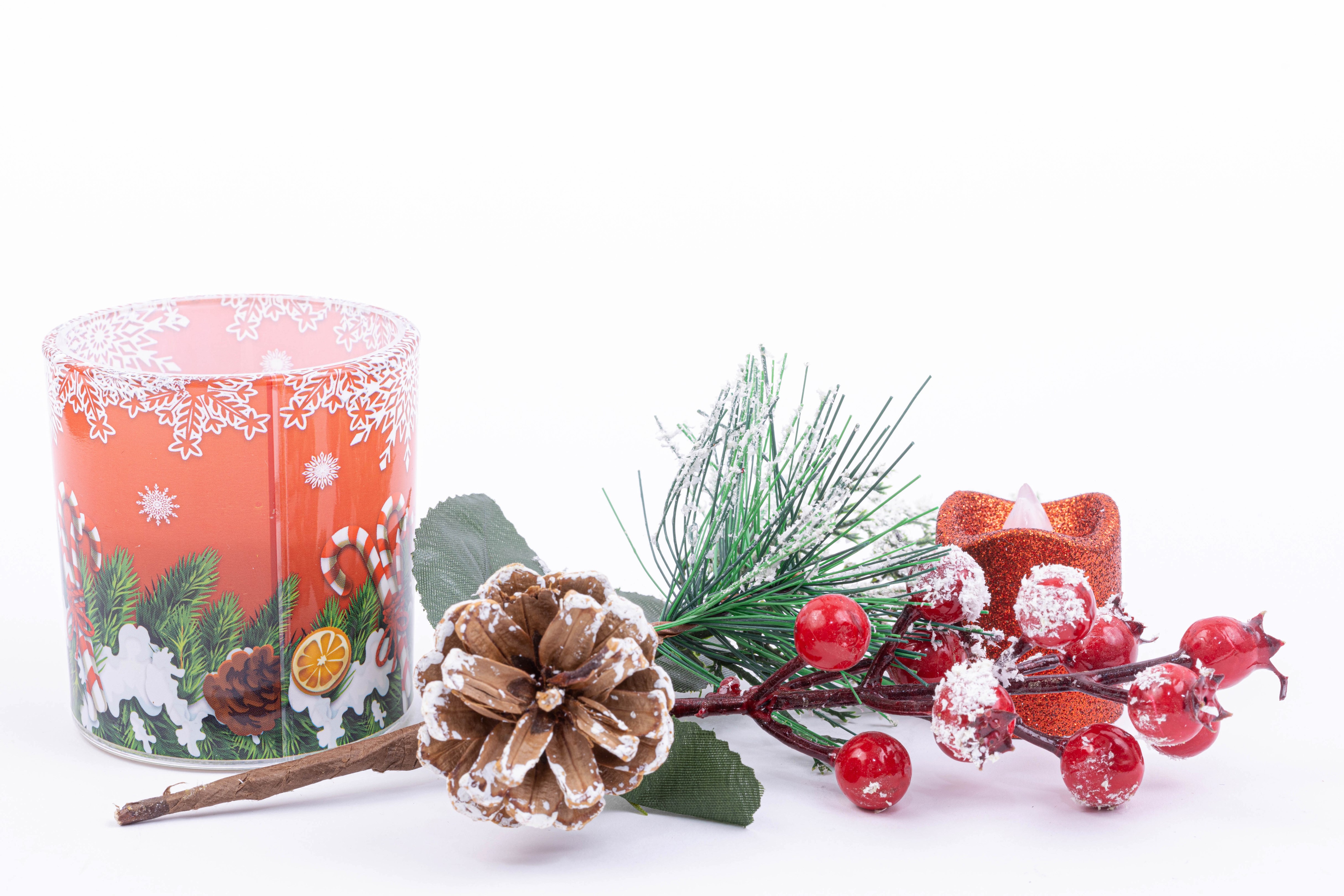 Christmas candle holder with pine cone and berries HD Wallpaper