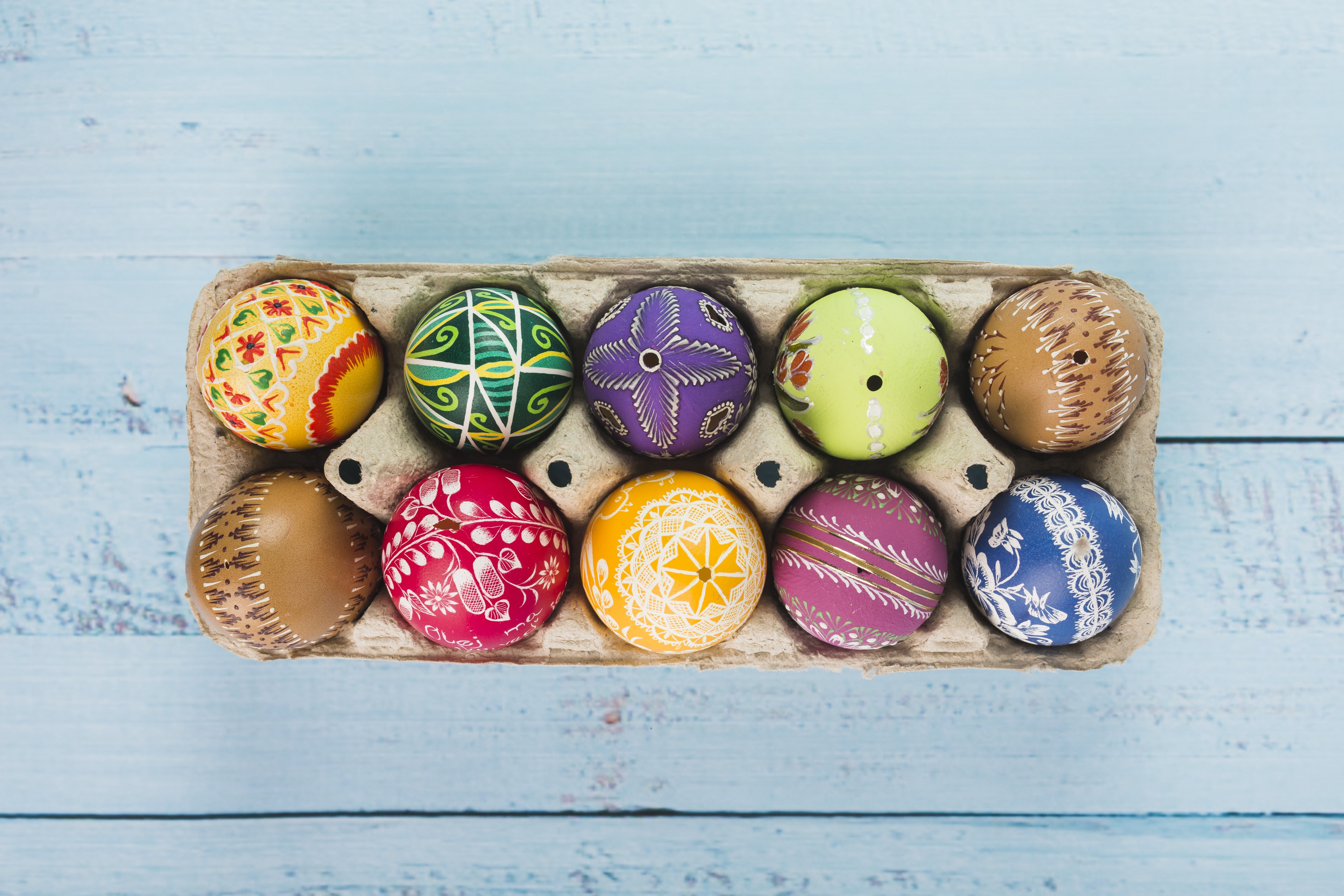 Decorated Easter Eggs in a Carton HD Wallpaper