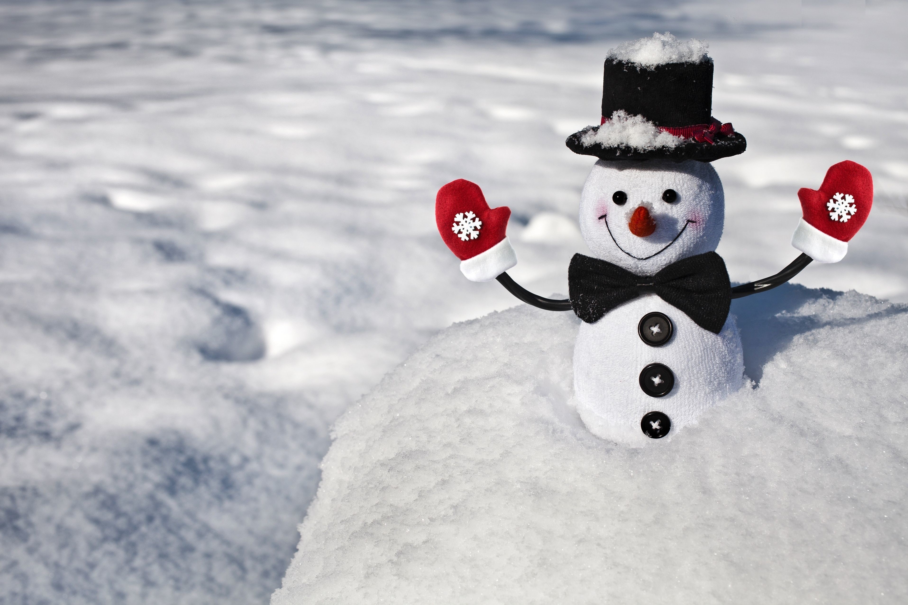 Snowman with hat, bow tie, and mittens in snow HD Wallpaper
