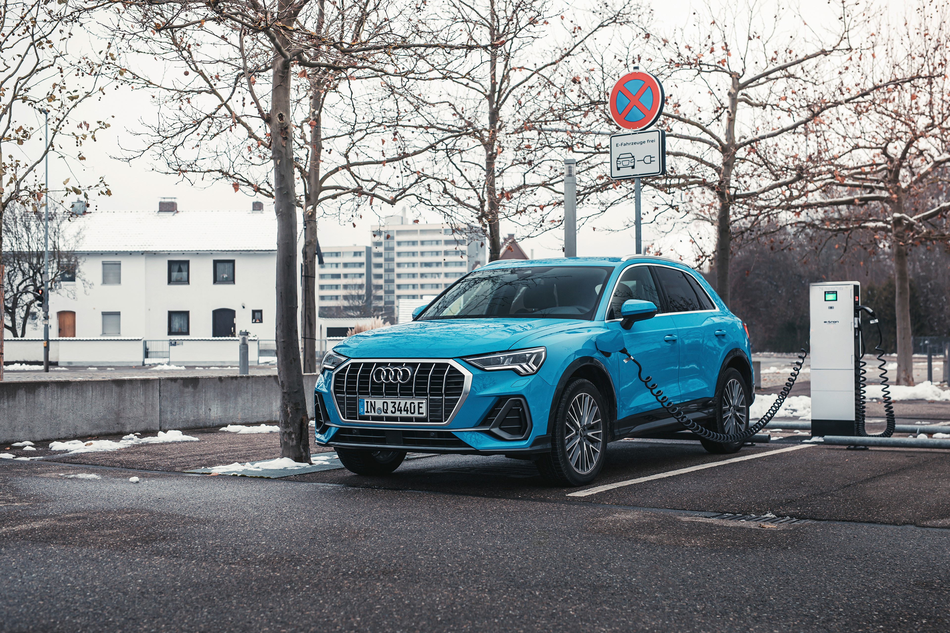 Audi Q3 45 TFSI e S line charging HD Wallpaper