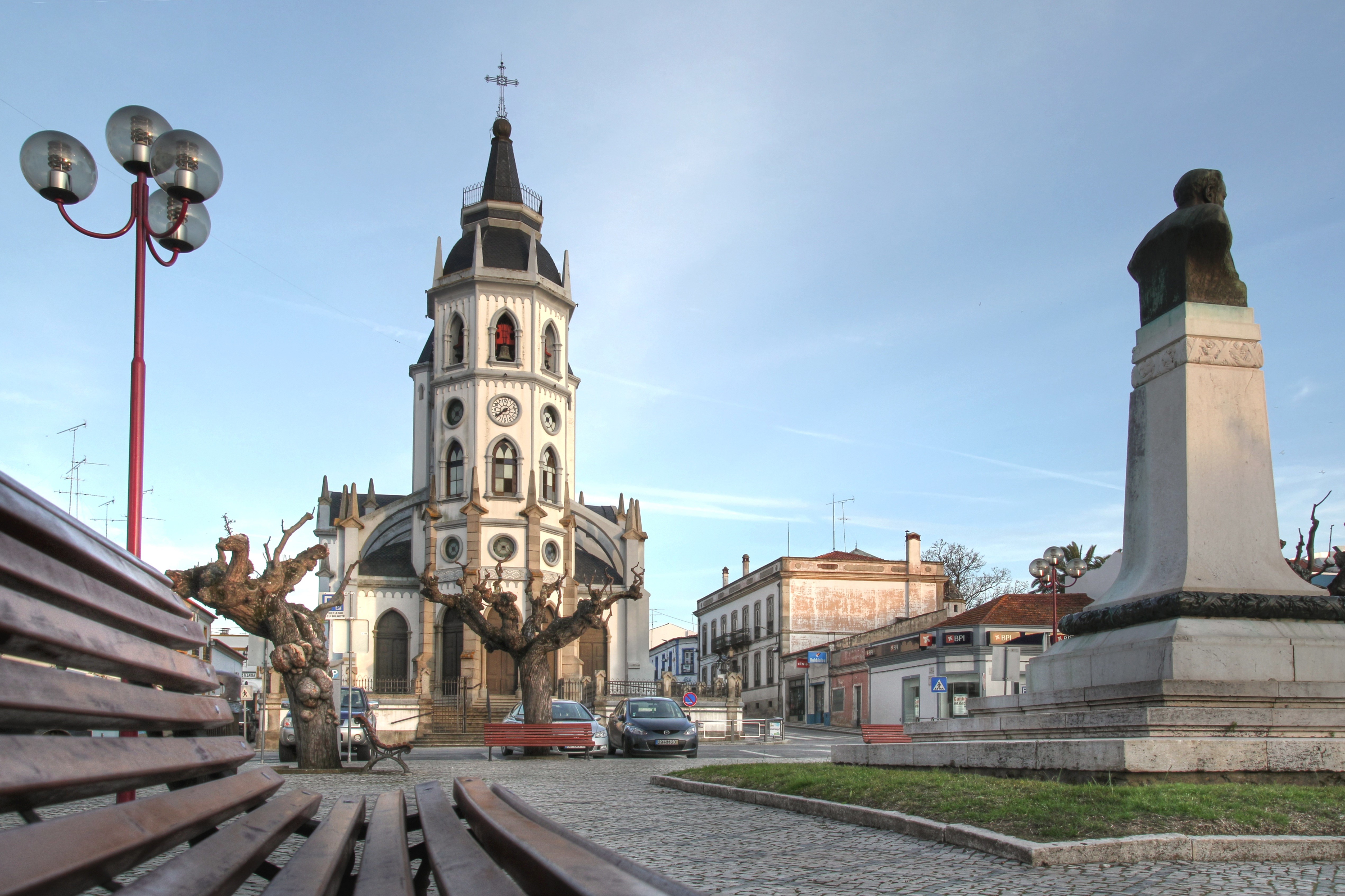 Church and monument in Reguengos de Monsaraz, Alentejo, Portugal HD Wallpaper