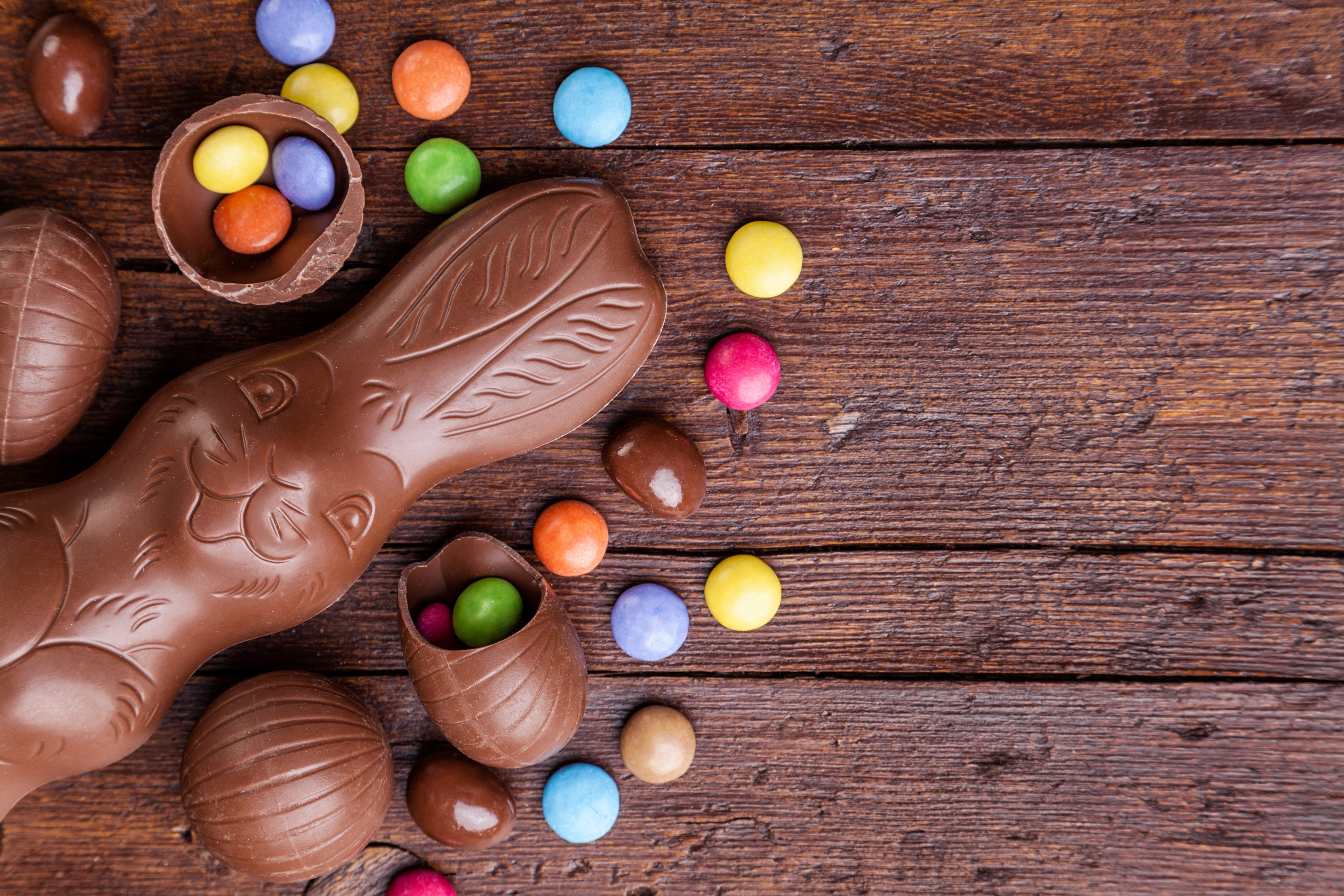 Chocolate Easter bunny and eggs with candies HD Wallpaper