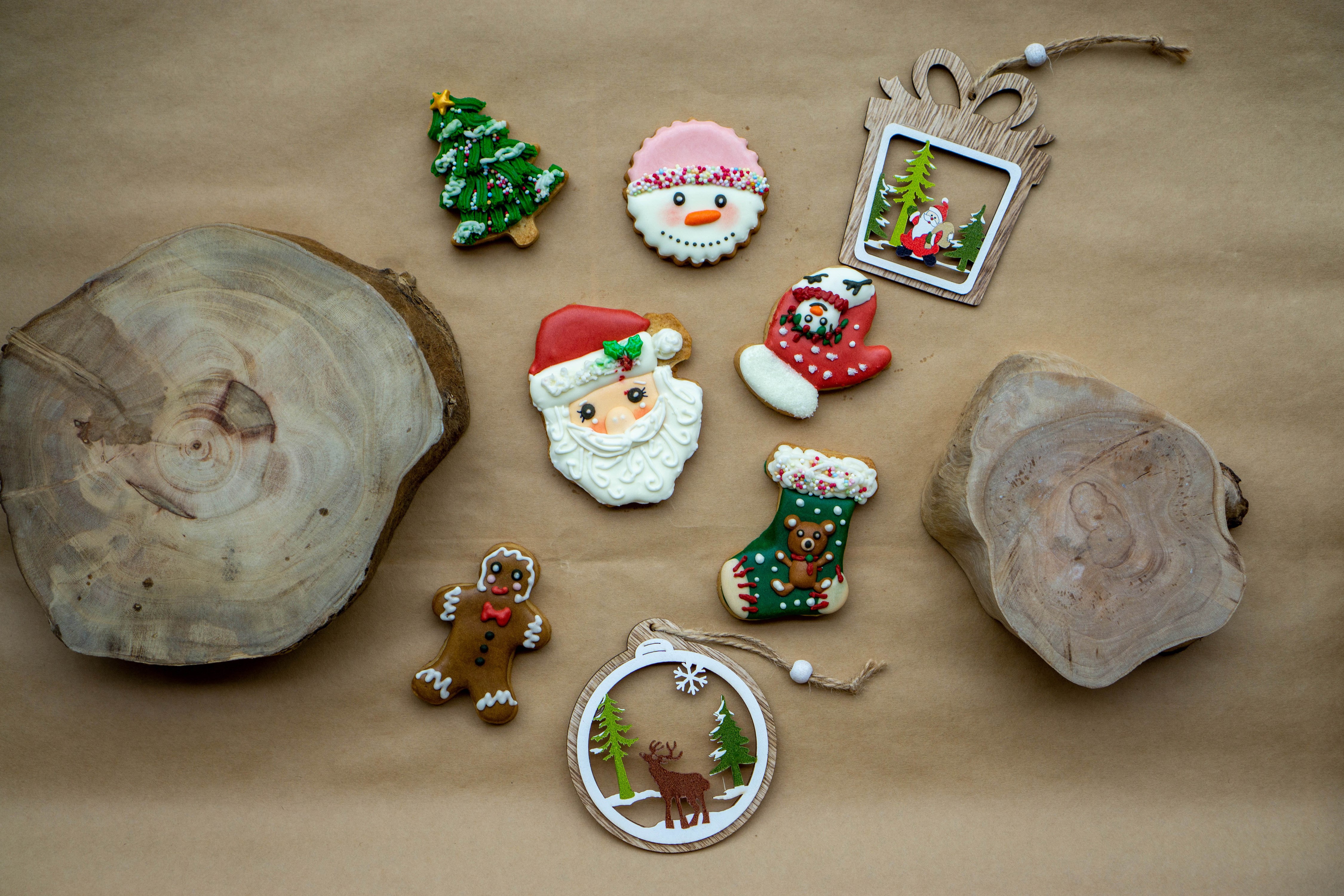 Christmas cookies and ornaments with wood slices HD Wallpaper