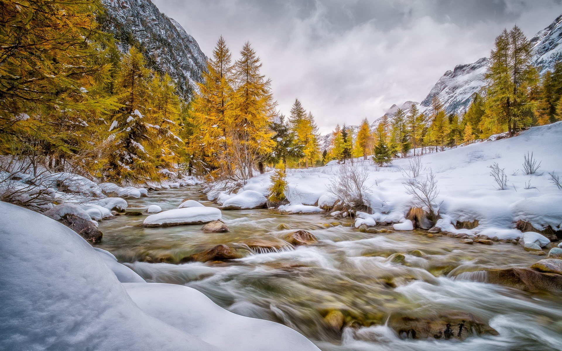 Mountain stream in autumn with snow HD Wallpaper