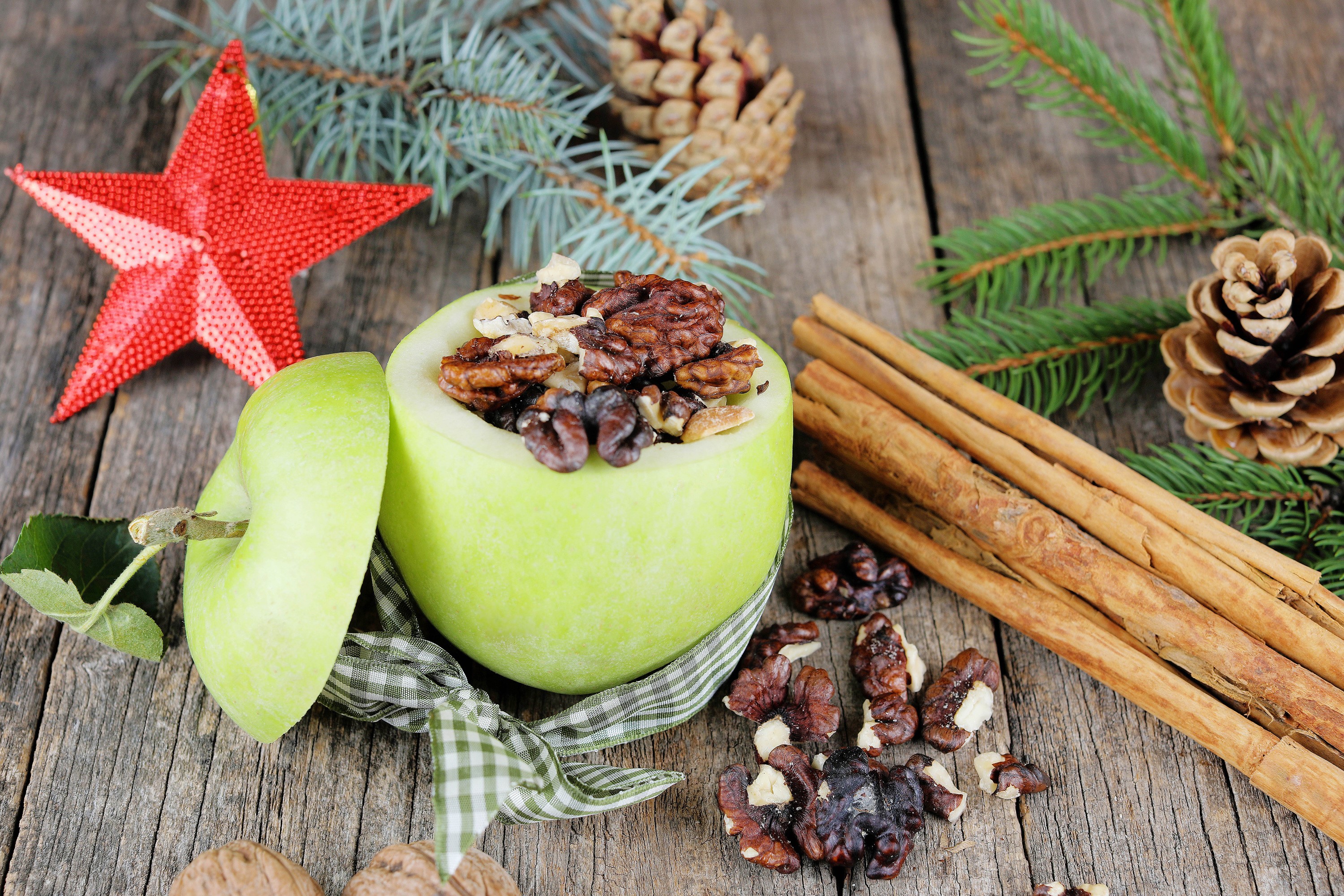 Christmas apple stuffed with nuts and cinnamon sticks HD Wallpaper