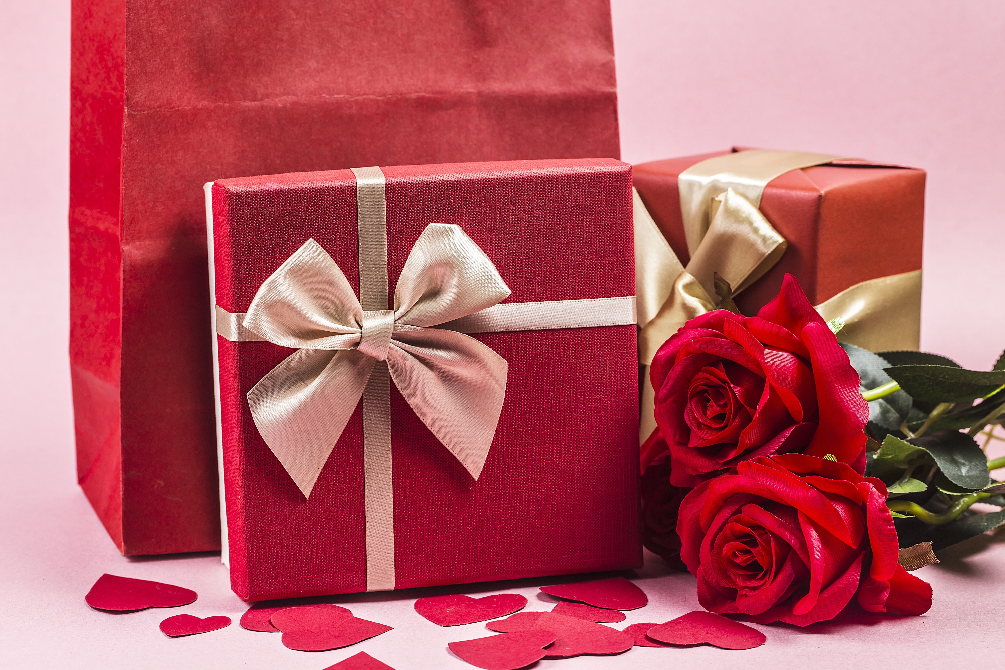 Valentine's Day Gifts with Red Roses and Hearts HD Wallpaper