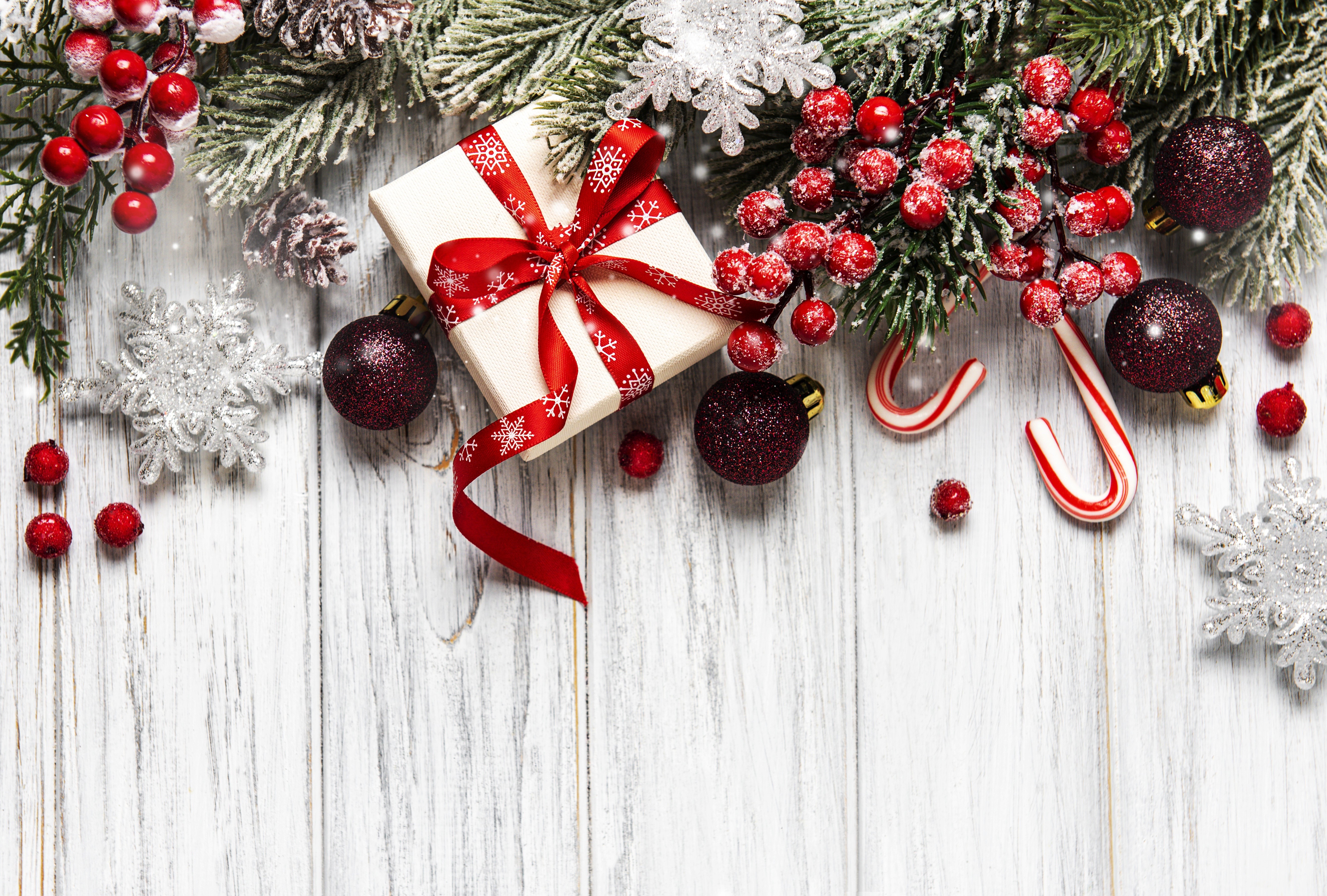 Christmas gift box with berries and ornaments HD Wallpaper