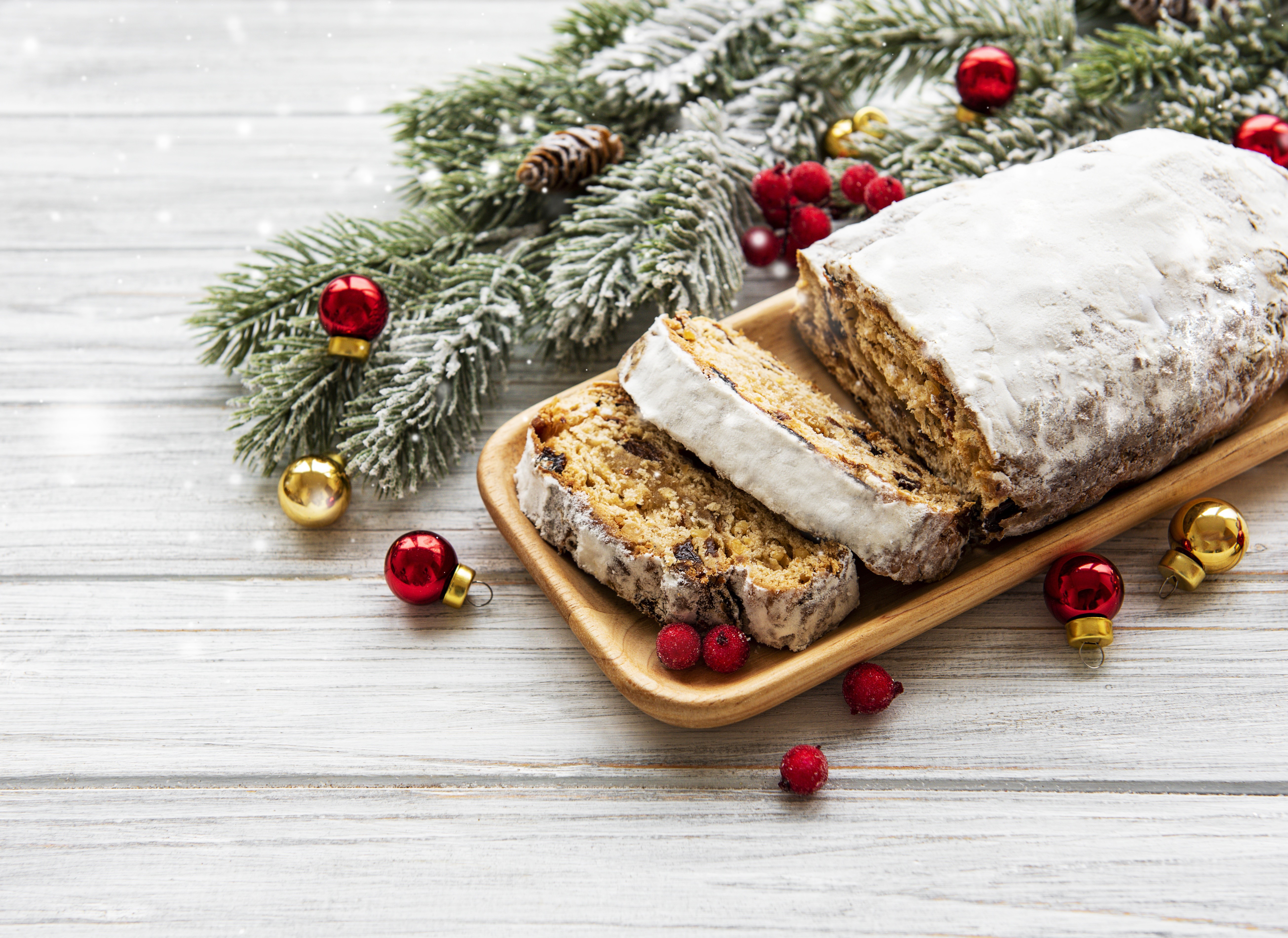 Christmas cake with pine branches and ornaments HD Wallpaper