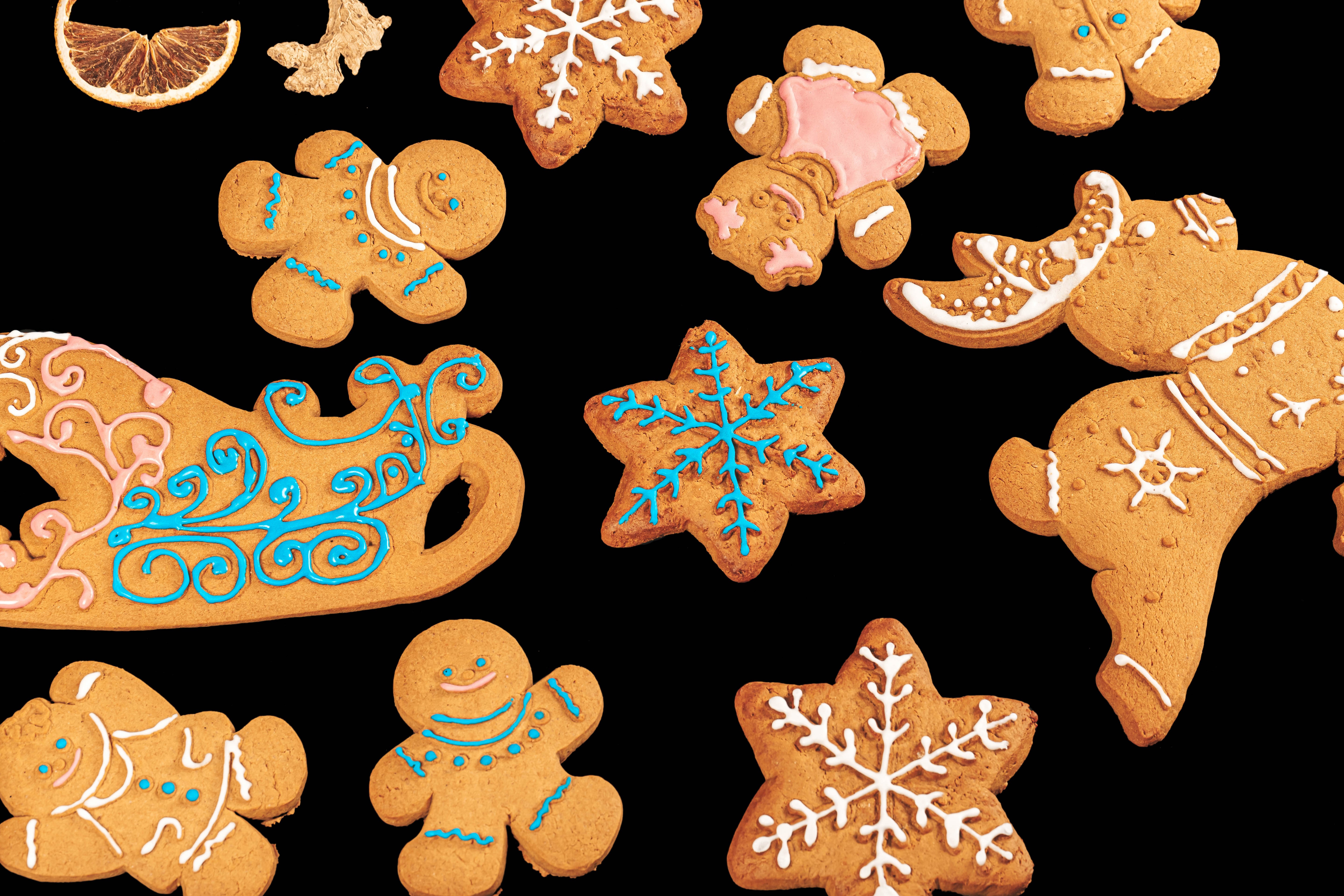 Christmas gingerbread cookies on black background HD Wallpaper