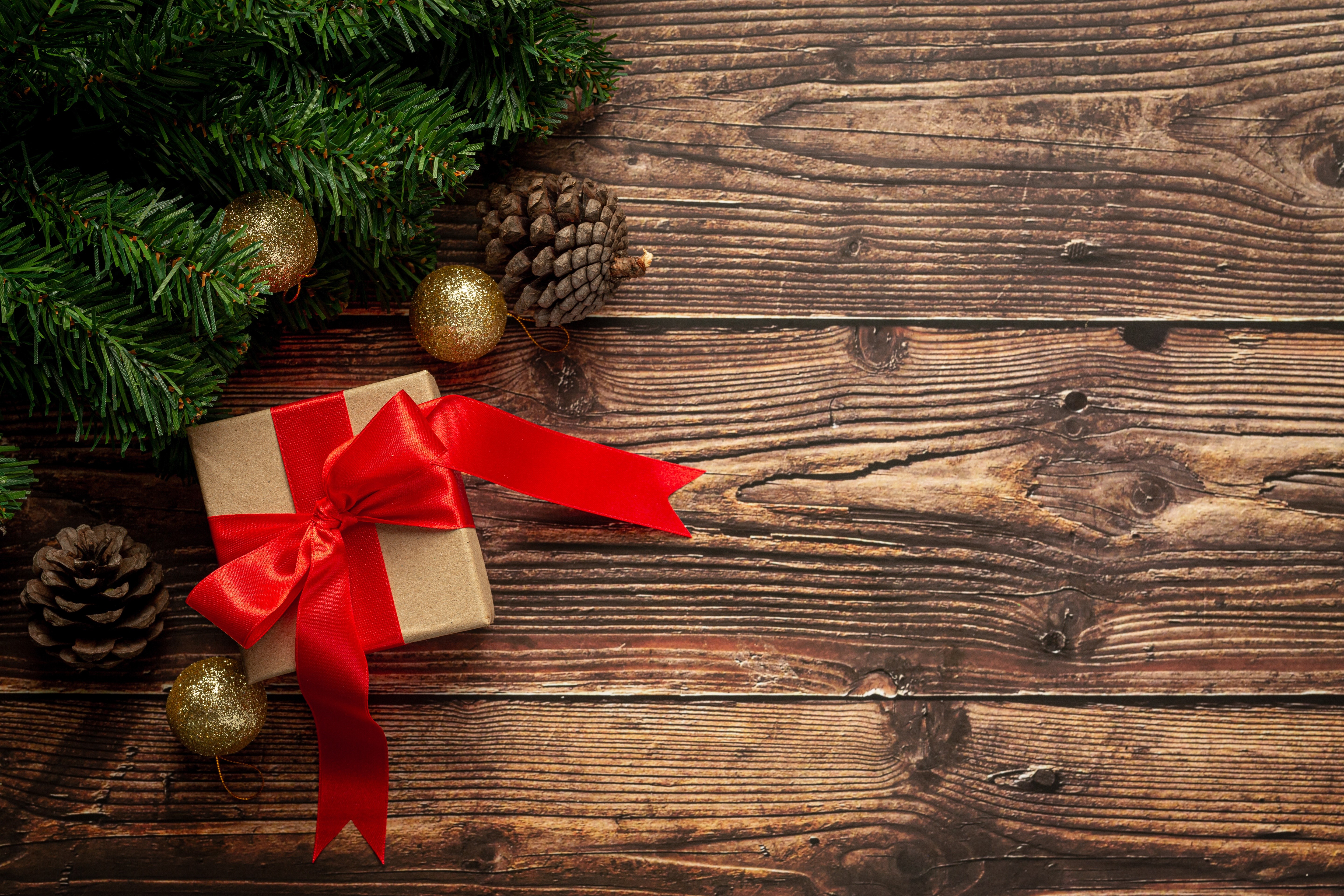 Christmas gift with pine cones and fir branches HD Wallpaper