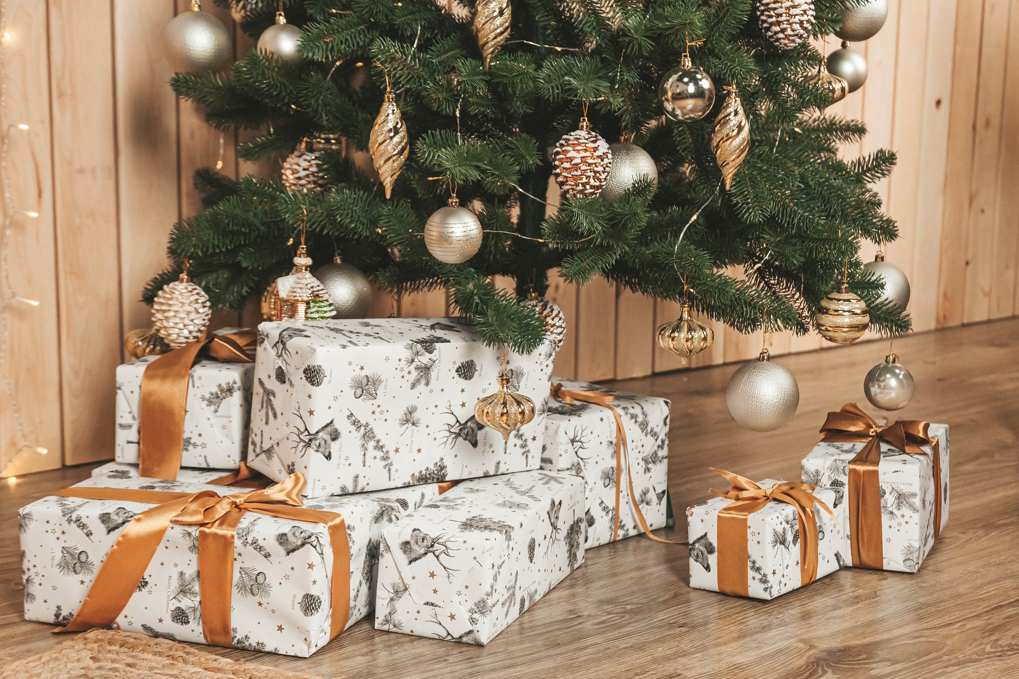 Christmas tree with ornaments and gifts HD Wallpaper