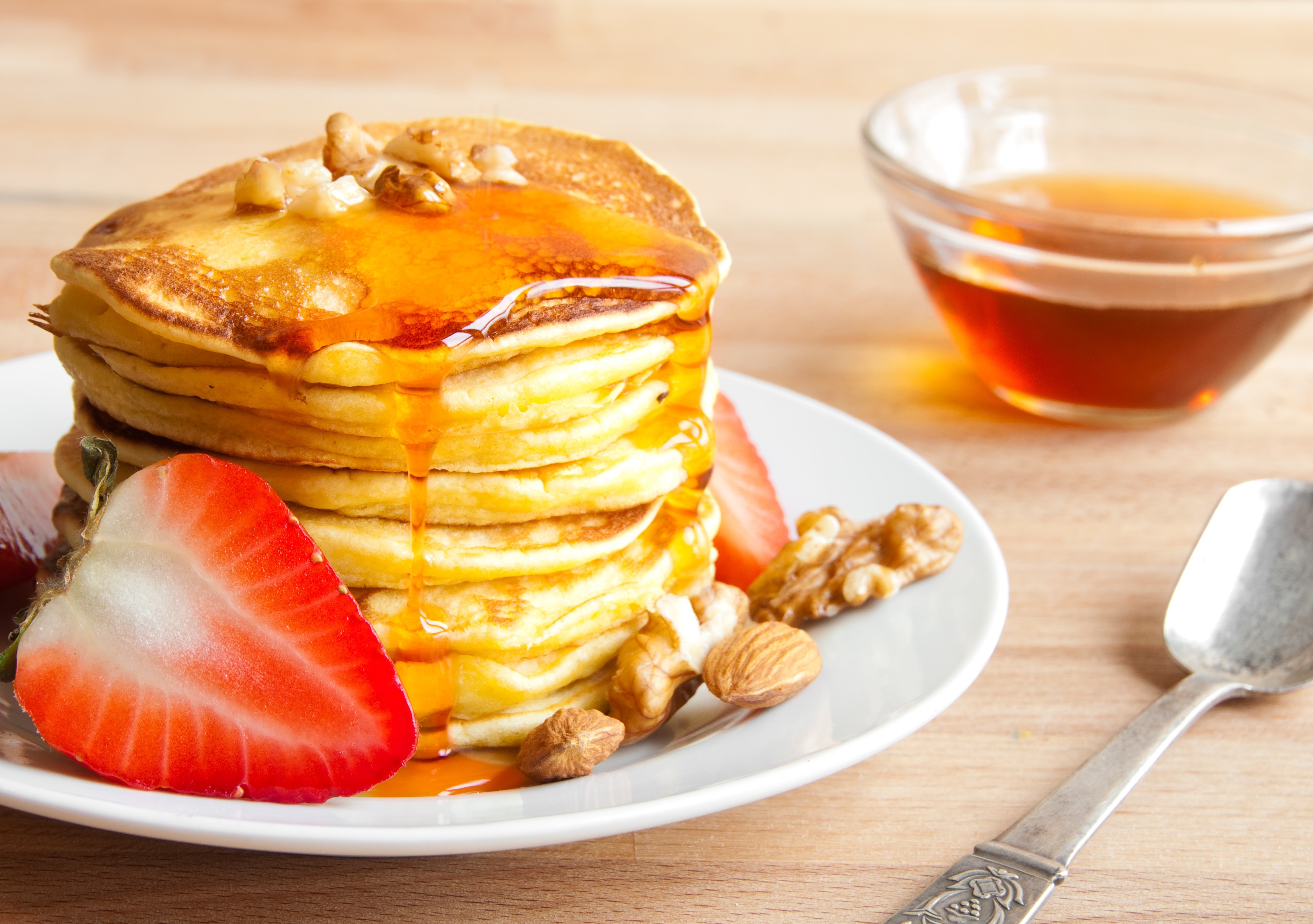 Pancakes with Strawberries and Honey HD Wallpaper