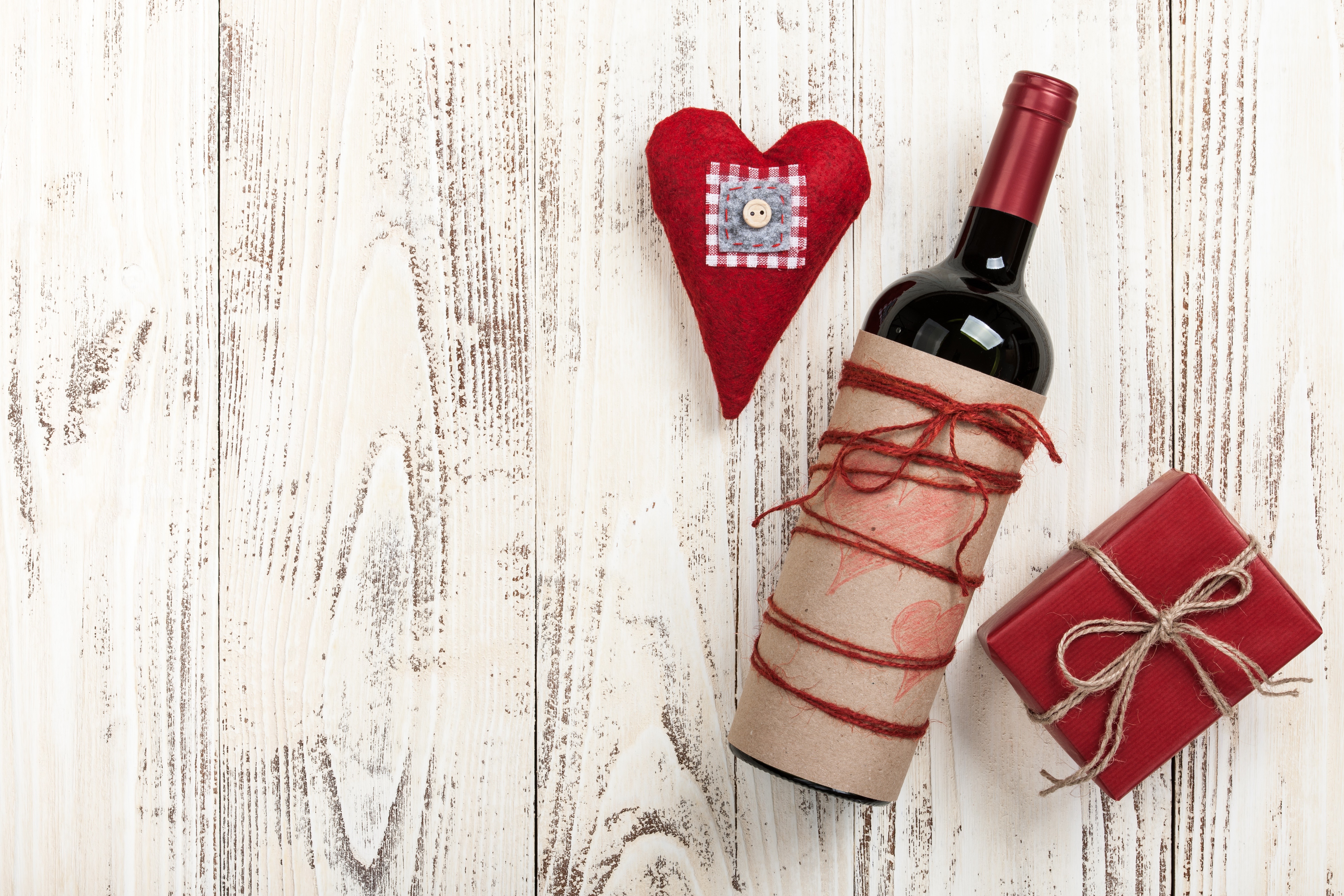 Valentine's Day wine bottle with heart and gift HD Wallpaper