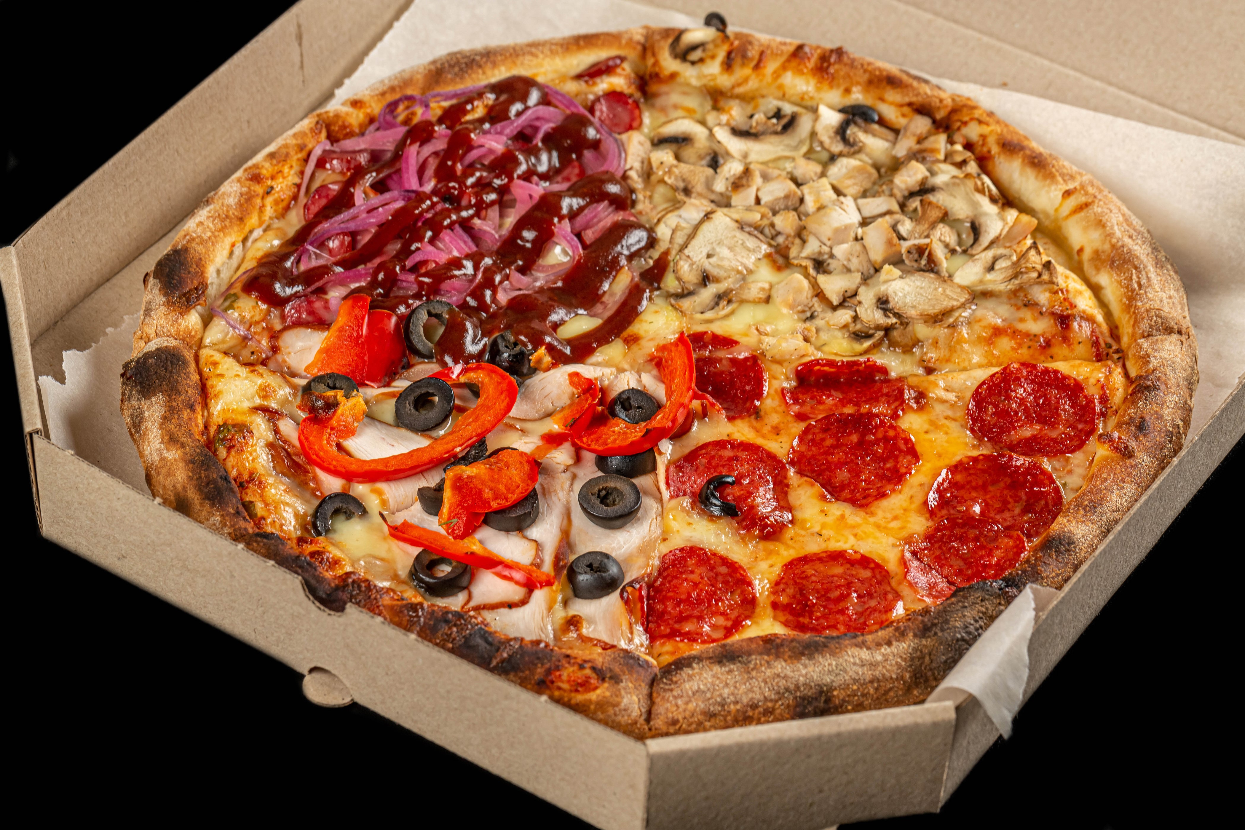 4-way pizza with pepperoni, mushrooms, chicken, and BBQ onions HD Wallpaper