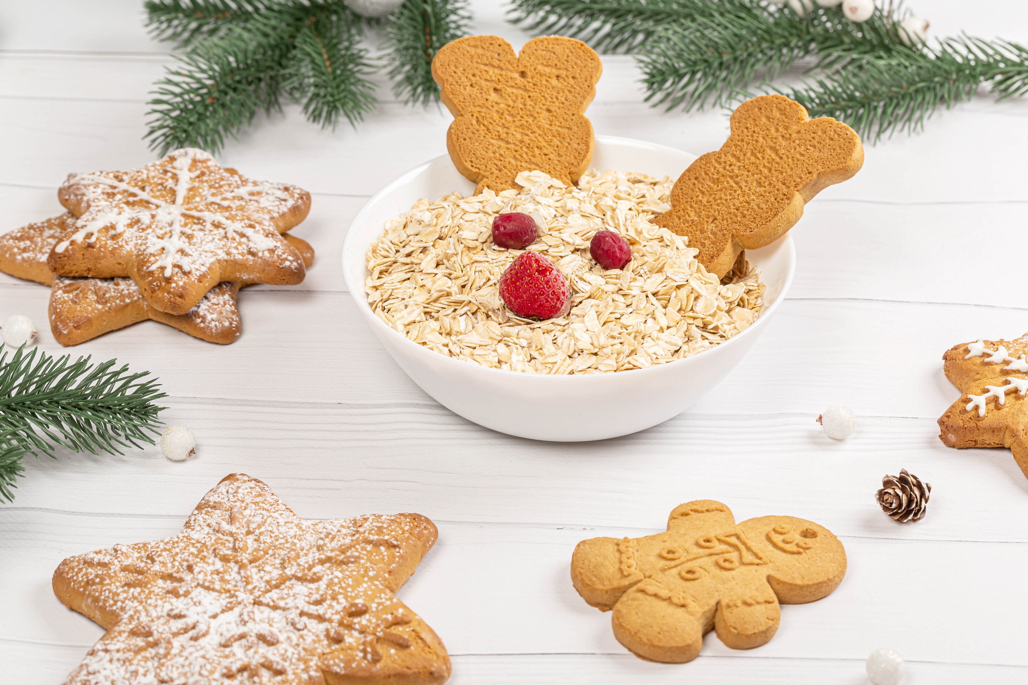 Christmas oatmeal with gingerbread cookies and berries HD Wallpaper